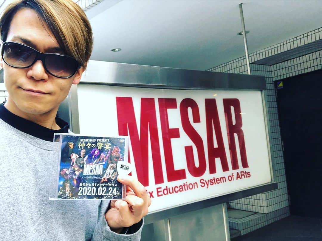SHINPEIのインスタグラム：「惜しくも今月で閉校してしまう、母校の音楽学校メーザー・ハウスに行ってきました﻿ ﻿ ライブ現場に行けなかった先日のライブ「神々の饗宴」も、映像でダイジェストを観ることが出来て最高でした。﻿ ﻿ 20年前。﻿ ﻿ 晴れの日も雨の日も、たとえ足を骨折しても(笑)生徒証とギターを握りしめて毎日通ったMESAR HAUS。﻿ ﻿ 今でも一緒に活動しているドラマーHIDEHIROと出会ったのも、MESAR HAUSです。﻿ ﻿ レッスンが終わった後、校舎の隣にある中華料理屋で腹いっぱいご飯を食べたり﻿ 生徒が集まる寮に行って、朝まで夢を語りながら楽器をジャカジャカかき鳴らしてた﻿ 当時まだVHSビデオとMDが主流だったから、ロビーで学校にある教材を一日中ダビングしては観て聴いて﻿ ﻿ あの日々がなければ、今の自分はいませんでした。﻿ ﻿ ここで出会うことが出来た恩師の皆様﻿ ﻿ 井上博先生﻿ 山本恭司先生﻿ 江川ほーじん先生﻿ 櫻井哲夫先生﻿ CHAKA先生﻿ 四元久先生﻿ 渥美知世先生﻿ 今村祐司先生﻿ ﻿ そして﻿ 主幹の佐藤允彦先生﻿ MESAR HAUSスタッフの皆様﻿ 本当にありがとうございました。﻿ ﻿ ありがとうMESAR HAUS！﻿ ﻿ ﻿ ﻿ #MESARHAUS﻿ #神々の饗宴」