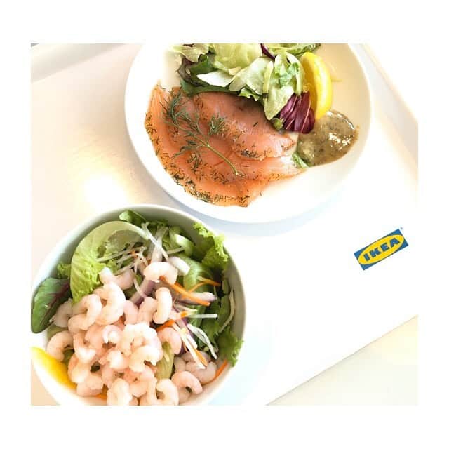 みのり(26)＠東京 ダイエットさんのインスタグラム写真 - (みのり(26)＠東京 ダイエットInstagram)「お昼ごはん . #IKEAfood . 小海老のサラダ スモークサーモン . . 今日は、ゆかちゃんデート❤️( @yuka_rizap ) . . コストコは、試食が一切なかった😅 . ・・・それで良かったんだ。(コロナめ) . . ゆかちゃんは、普通に カレーとアップルパイ食べてた😀 . . コストコもまた お腹いっぱい食べれるときいくんだ（´・ω・`）← . . ゆかちゃんの買ったロティサリーチキンが わたしの鼻とお腹を刺激する😹 . . ◉ライザップ公認の紹介アンバサダーです。 〜紹介特典で、お安く入会できます〜 . ▶︎全国どの店舗でもOK ▷２週間のトライアルコースもあります(^_^)/ ▶︎カウンセリング予約前にご連絡ください . ◎入会やカウンセリングをお考えの方、 ご質問なども、DM✉️ください。 . ★トレーニング見学もできます★ . 📺RIZAP TVCM出演 🏅RIZAP BMG ファイナリスト2017.2018 . #rizap #ライザップ . #ダイエット #diet #ダイエット日記 #レコーディングダイエット #instadiet #ダイエット仲間募集 #ダイエッター #公開ダイエット  #昼ごはん #昼御飯 #lunch #昼ご飯 #昼食  #おうちごはん #糖質制限 #healthyfood #healthylifestyle #IKEAランチ #IKEA #コストコ #costo」3月9日 16時50分 - minorizap