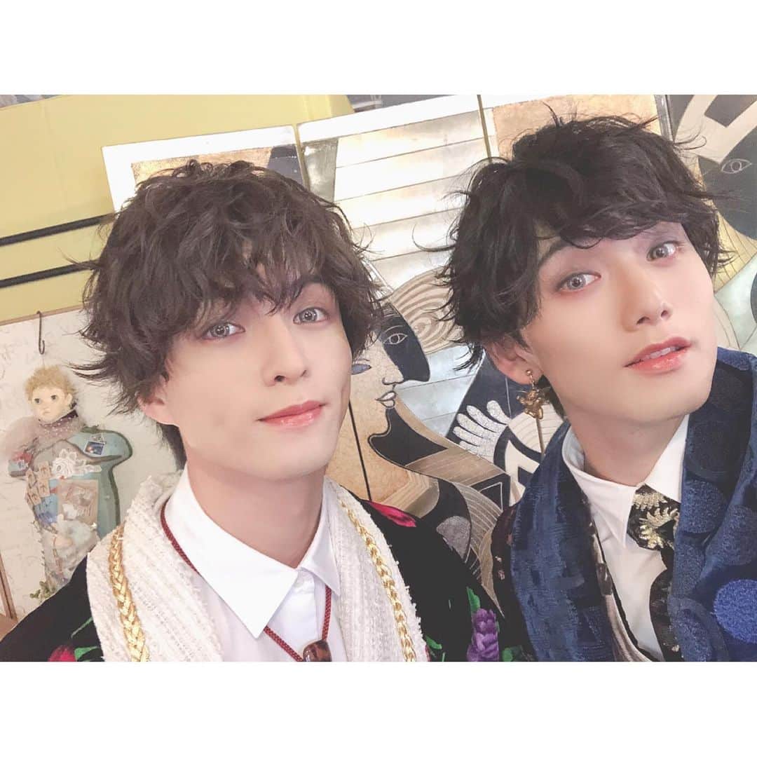 水石亜飛夢さんのインスタグラム写真 - (水石亜飛夢Instagram)「アートディレクターの、ひゅうまさんが『相棒』で僕を見つけてくれてから一年半。﻿ ﻿ 夏に正式にお話をいただき、ついに昨日、﻿ ﻿ ビジュアルブック theater of fairytale『銀河鉄道の夜』 が、発売となりました！﻿ ﻿ ﻿ 僕と小南さんに合わせて、海外で買い付けた生地を1から手縫い。﻿ イメージや好きなものも取り入れてくださって、僕らだけの豪華な衣装が完成しました。﻿ 買うとしたらすごい、、🤫💸﻿ ﻿ カメラの実加子さんは、マジで魔術師。﻿ 昼間に撮ったものでも、写真を見るとそこはもう銀河鉄道の中。﻿ ﻿ 夢子さんのメイクは、超キラキラになります。﻿ 自分で思えるくらい爆イケにしていただきました。すごい﻿ ﻿ 朗読劇では、西原さんの細やかであり自由にさせてくださる演出、﻿ この本を元に作ってくださった和泉さんの素敵な脚本で、イーハトーブの世界を心地よく旅することができました。﻿ ﻿ そして、お相手の宮沢賢治役の小南さん。﻿ すごく好きです、勝手に﻿ お兄さんぽいんだけど、無邪気な小南さんの人柄が、宮沢賢治として注がれていました。﻿ ﻿ 他にもたくさんのスタッフさんのお力で、撮影もイベントも、本当に幸せでした。﻿ ﻿ ﻿ こうして無事みなさまに届けることができて良かった﻿ ﻿ 2日間のイベントも、皆さまの声があったからこそ開催でき、あのような時間にすることができました。﻿ ﻿ 来てくださった皆さまには、感謝しかありません。﻿ いつも応援してくださる皆さんも、初めてましてだった方も、ありがとう！！﻿ ﻿ 皆みなさまとの出会いに感謝です。﻿ ﻿ 顔面本、じゃなかった﻿ ビジュアルブック theater of fairytale 『銀河鉄道の夜』﻿ ﻿ たくさんの人の溢れる愛が詰まったこの作品を、堪能していただけたらと思います！！」3月9日 16時50分 - atom_mizuishi