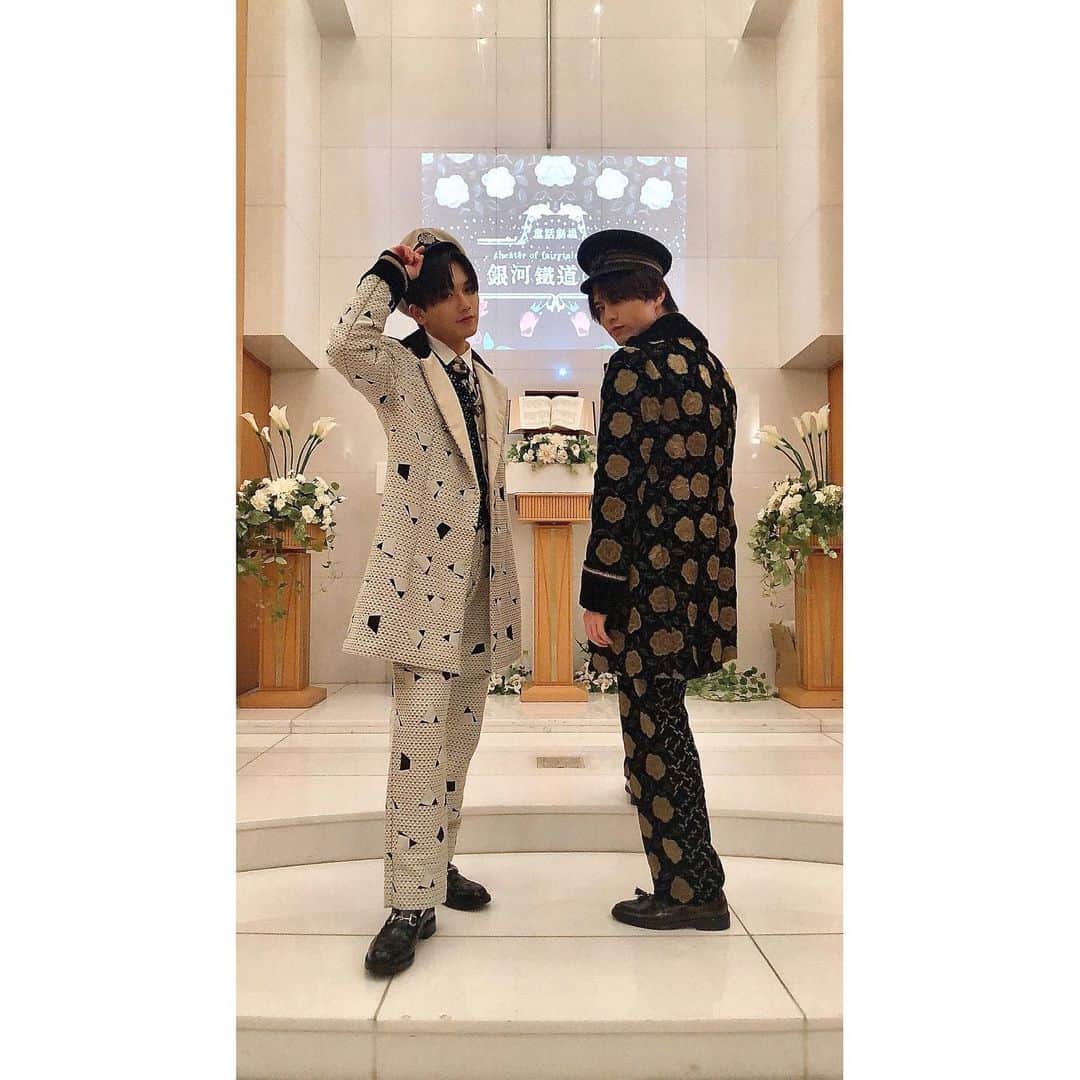水石亜飛夢さんのインスタグラム写真 - (水石亜飛夢Instagram)「アートディレクターの、ひゅうまさんが『相棒』で僕を見つけてくれてから一年半。﻿ ﻿ 夏に正式にお話をいただき、ついに昨日、﻿ ﻿ ビジュアルブック theater of fairytale『銀河鉄道の夜』 が、発売となりました！﻿ ﻿ ﻿ 僕と小南さんに合わせて、海外で買い付けた生地を1から手縫い。﻿ イメージや好きなものも取り入れてくださって、僕らだけの豪華な衣装が完成しました。﻿ 買うとしたらすごい、、🤫💸﻿ ﻿ カメラの実加子さんは、マジで魔術師。﻿ 昼間に撮ったものでも、写真を見るとそこはもう銀河鉄道の中。﻿ ﻿ 夢子さんのメイクは、超キラキラになります。﻿ 自分で思えるくらい爆イケにしていただきました。すごい﻿ ﻿ 朗読劇では、西原さんの細やかであり自由にさせてくださる演出、﻿ この本を元に作ってくださった和泉さんの素敵な脚本で、イーハトーブの世界を心地よく旅することができました。﻿ ﻿ そして、お相手の宮沢賢治役の小南さん。﻿ すごく好きです、勝手に﻿ お兄さんぽいんだけど、無邪気な小南さんの人柄が、宮沢賢治として注がれていました。﻿ ﻿ 他にもたくさんのスタッフさんのお力で、撮影もイベントも、本当に幸せでした。﻿ ﻿ ﻿ こうして無事みなさまに届けることができて良かった﻿ ﻿ 2日間のイベントも、皆さまの声があったからこそ開催でき、あのような時間にすることができました。﻿ ﻿ 来てくださった皆さまには、感謝しかありません。﻿ いつも応援してくださる皆さんも、初めてましてだった方も、ありがとう！！﻿ ﻿ 皆みなさまとの出会いに感謝です。﻿ ﻿ 顔面本、じゃなかった﻿ ビジュアルブック theater of fairytale 『銀河鉄道の夜』﻿ ﻿ たくさんの人の溢れる愛が詰まったこの作品を、堪能していただけたらと思います！！」3月9日 16時50分 - atom_mizuishi