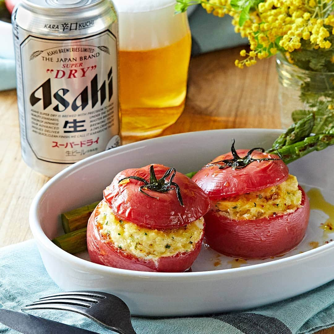 アサヒビールさんのインスタグラム写真 - (アサヒビールInstagram)「【サクっとおしゃれ🍅トマトのファルシ🍅】﻿ ﻿ ◆材料（4人分）🍽﻿ ・玉ねぎ：1個﻿ ・パセリ（みじん切り）：大さじ1﻿ ・クリームチーズ：200g﻿ ・卵：2個﻿ ・乾パン粉：大さじ4﻿ ・バジル（みじん切り）：ひとつかみ﻿ ・トマト（小）：4～6個﻿ ・塩：適量﻿ ・コショウ：適量﻿ ・エクストラバージンオリーブオイル：適量﻿ ﻿ ◆作り方🍽﻿ ①オーブンを180℃で予熱しておく﻿ ﻿ ②玉ねぎをみじん切りにする﻿ ﻿ ③フライパンでオリーブオイルを熱し、玉ねぎとパセリのみじん切りを入れて5分ほど炒め、冷ましておく﻿ ﻿ ④ボールにクリームチーズを入れて柔らかくなるまで練る﻿ ﻿ ⑤"③"と卵、パン粉を加えてよく混ぜ、バジル、塩、コショウを加えてさらに混ぜる﻿ ﻿ ⑥トマトの上部1/3を切り落とす。下部はスプーンで中身をくり抜き、"⑤"を詰める﻿ ﻿ ⑦トマト上部を蓋としてのせて、耐熱皿に並べる﻿ ﻿ ⑧オリーブオイルを回しかけ、オーブンで18分～20分焼く﻿ ﻿ ■■■───────﻿ ﻿ ジューシー＆トロっがたまらない❤️﻿ 簡単なのにおしゃれでかわいらしいファルシで、食卓を飾ってみませんか？﻿ オーブンで焼いたトマトは甘さが増して、キリっとしたスーパードライとベストマッチ🍺✨﻿ オーブントースターでも代用可能です😉﻿ ﻿ 作ってみたら、 #アサヒで乾杯 をつけて投稿してね🍻﻿ ﻿ ───────■■■﻿ ﻿ #アサヒ #アサヒビール #asahi #asahibeer #ビール #beer #アサヒスーパードライ #スーパードライ #asahisuperdry #乾杯 #トマトファルシ #トマト #ファルシ #レシピ #簡単レシピ #簡単ごはん #晩酌 #おつまみ #おうち居酒屋 #食卓 #おうちごはん #献立 #夕食 #夜ごはん #晩ごはん #今日の晩御飯 #今日の一杯 #🍺 #🍻」3月9日 17時00分 - asahibeer_jp