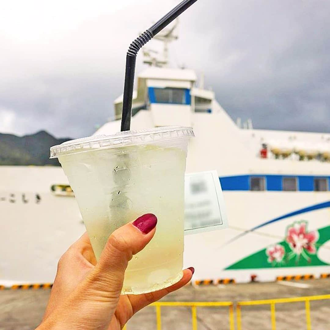 ジェットスター航空さんのインスタグラム写真 - (ジェットスター航空Instagram)「鹿児島県の離島 #下甑島 にある「#ampersand」は、1階がカフェ＆レストラン、2階は1組限定の宿泊施設☕️🛏️　長浜港から近いので、お部屋からは海が見えます♪　港のフェリーを見ながら、カフェのレモネードをいただきます🍋 ジェットスター「#e旅ブック」第14弾の鹿児島編をお届け中✈️ ・ 鹿児島へは ✈️東京(成田)から片道¥5,790〜 ✈️名古屋(中部)から片道¥3,580〜　 ジェットスターなら、成田発の国内線路線数も中部発の路線数もLCC No.1‼️ ・ #ジェットスター　#jetstar_japan　#jetstar #etabibook　#e旅ブック鹿児島編 #鹿児島 #鹿児島県 #kagoshima #かごしま #鹿児島旅行 #鹿児島観光　#鹿児島写真部 #九州 #九州旅行 #九州ぐらむ #日本　#Japan　#旅　#LCC　 #ふらっとしま旅 #ジェットスターで甑島 #ジェットスターで鹿児島のしま ・ ------------------------ 📷 by @shimy__island Special thanks⭐️ ------------------------ ・ *運賃はエコノミークラス「Starter」。支払手数料、空港使用料等が別途必要です。受託手荷物の料金は含まれません。諸条件が適用されます。」3月9日 17時00分 - jetstar_japan