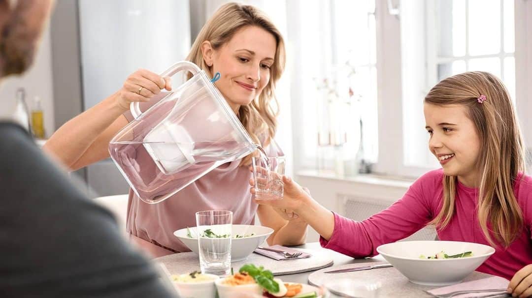 BRITA Japanのインスタグラム：「【水の消費期限】 みなさんはお水の賞味期限について意識されたことはあるでしょうか？BRITAポット型浄水器のポットの中の水は、塩素を除去しているため、賞味期限は1日となっています。 また、飲みかけのペットボトルのミネラルウォーターももったいないからといって何日も保管していることありませんか？通常、開封後のペットボトルは、1～2Lなどの大容量の場合は2～3日、500mlペットボトルの場合は、その日のうちに飲みきるようにしましょう。 #BRITA #水 #water #おいしい水 #浄水 #ブリタ #便利グッズ #水分補給 #水の消費期限 #賞味期限 #MYBRITA #ブリタライフ #どこでもブリタ #いつでもブリタ #britalovers」