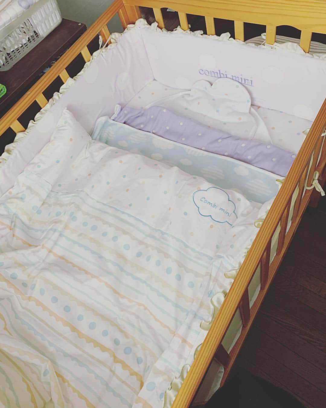 のインスタグラム：「もうすぐここにマイベイビーガールがねんねするのかと思うと、ワクワクが止まりません🌸  36周、10ヶ月。 いよいよ臨月を迎えました。  4月生まれ(予定)の 春の風と薫るお花の様に 私にとってはそんな特別な存在になるでしょう。  出産まで30日を切り お腹は破裂するかの如く大きく育ち いよいよ母になる準備も佳境。  コロナウイルスで世の中は翻弄されていますが、どうか皆さんが穏やかに健やかな日を送れます様に。  #Babybed #Babygirl #4月生まれ #娘 #いよいよ臨月 #10ヶ月 #36周」