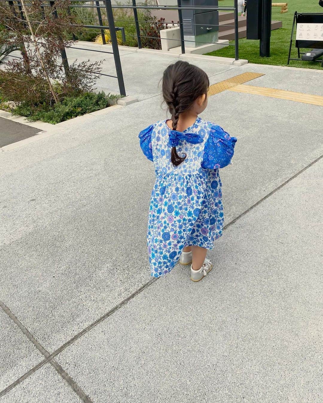 近藤千尋のインスタグラム：「今日は娘と一緒にお仕事でした📷 とっしーや、チームVERYの皆さん沢山遊んでくれて… ありがとうございました🥺🌳 お天気もすごく気持ち良くて最高でした🌈 2歳児の体力が無限すぎて。。笑🤦🏼‍♀️ 発売中の　@veryweb.jp  も チェックお願いします💕📖」