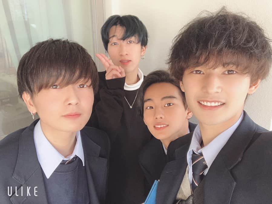 鈴木聖七のインスタグラム：「3月9日　無事卒業しました。 あっという間の3年間で卒業したって実感ないけど最高の友に出会えて幸せでした。  これからの進路先は違うけどみんなお互い頑張りましょや！  ぼくは歌で絶対有名になってみせるから楽しみにしててね😉  #高校卒業 #ぴえん #とは言えません #ありがとう」