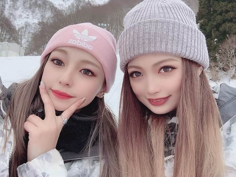 鈴木ユリアのインスタグラム：「. 昨日スノボーしにまたまた新潟に⛄️ . 昨日でだいぶ滑れるようになったから また早く行きたいなぁ(笑) . 定期的に会えてるね。たまきち。らぶf^_^;」