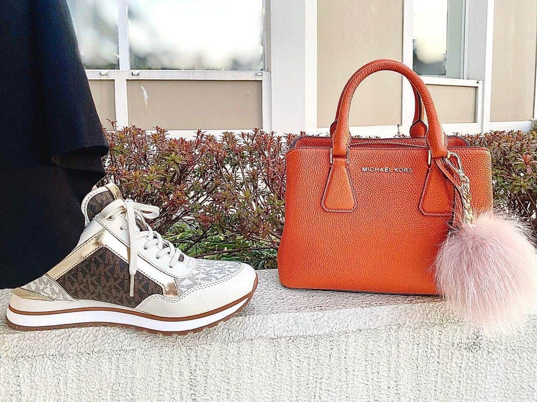 のインスタグラム：「👟🧡👟🧡👟🧡 . . #ootd #michaelkors #shoes  #bag #orange #ss #🧡 #👟 @michaelkors」