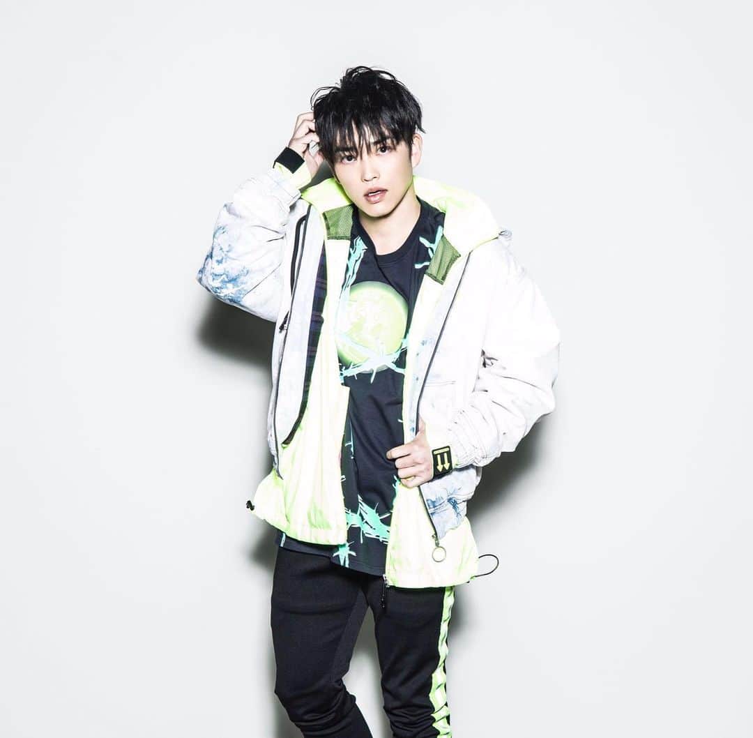 のインスタグラム：「New pic📷🎞 @off____white」