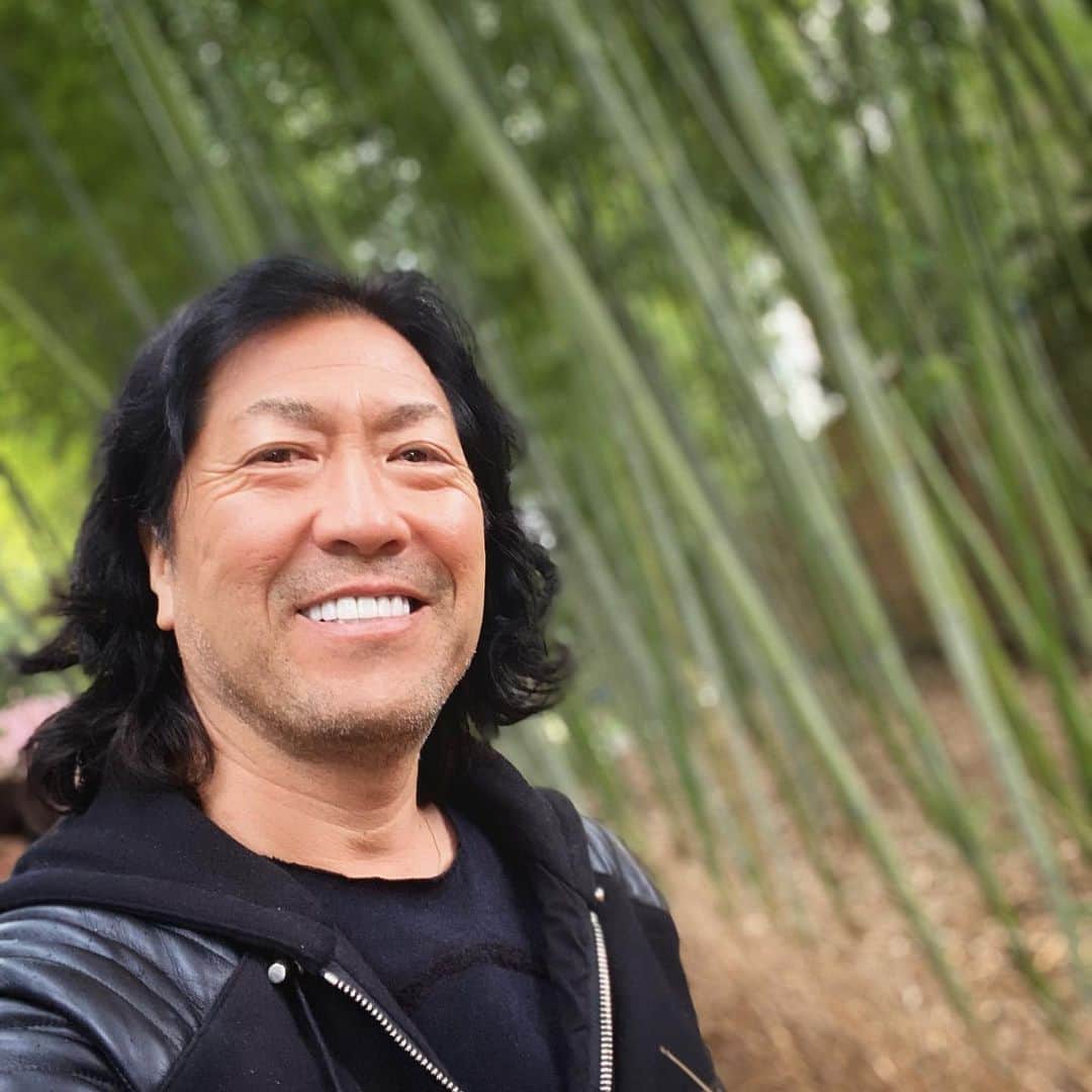 のインスタグラム：「【3月27日お花見会中止のお知らせ】  お世話になっている皆様へ‼️ 株式会社アースホールディングスでは、東京都が、新型コロナウイルスの感染・拡大を防ぐため、都内花見スポットでの宴会の自粛要請をしたことを受け、参加者および、関係者の健康・安全面を第一に考慮した結果、多数の参加者が集う、チャリティお花見会は中止することに致しました。  参加のご連絡をいただいた皆様には大変申し訳ございませんが、ご了承くださいますようお願い致します。  スタッフ一同、開催に向けて準備をしてまいりましたが、想定を上回る緊急事態に苦渋の決断をせざるを得ない状況となり、ご迷惑をお掛け致しますこと、深くお詫び申し上げます。  株式会社アースホールディングス  EARTHチャリティお花見会 実行委員会」