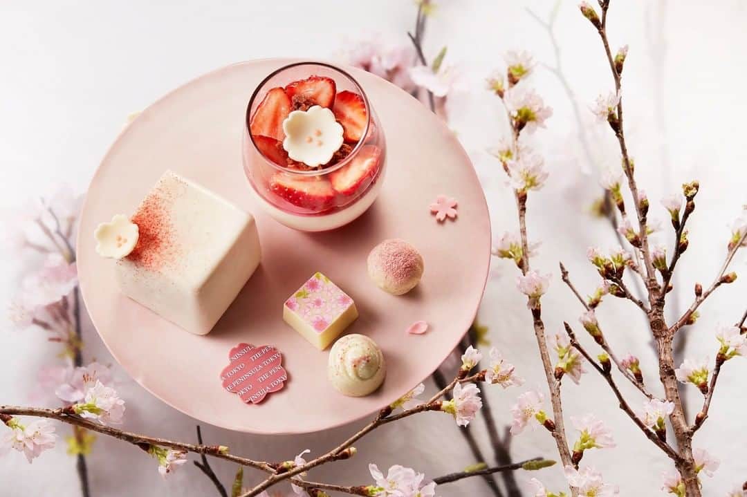 The Peninsula Tokyo/ザ・ペニンシュラ東京さんのインスタグラム写真 - (The Peninsula Tokyo/ザ・ペニンシュラ東京Instagram)「春の訪れをスイーツで感じませんか？本日より、ホテル地下1階の「ザ・ペニンシュラ ブティック＆カフェ」では、桜に和のエッセンスを織り込んだ、ほうじ茶ケーキ、桜キューブやチョコレートなど、桜色のショーケースで皆さまのお越しをお待ちしております🌸⠀ ⠀ Nothing says "sakura" quite like these delicate, luscious sakura-inspired cakes and sweets. Visit us at The Peninsula Boutique to see what our pastry chefs and master chocolatiers have been busy whipping up for the season!」3月9日 17時13分 - thepeninsulatokyo