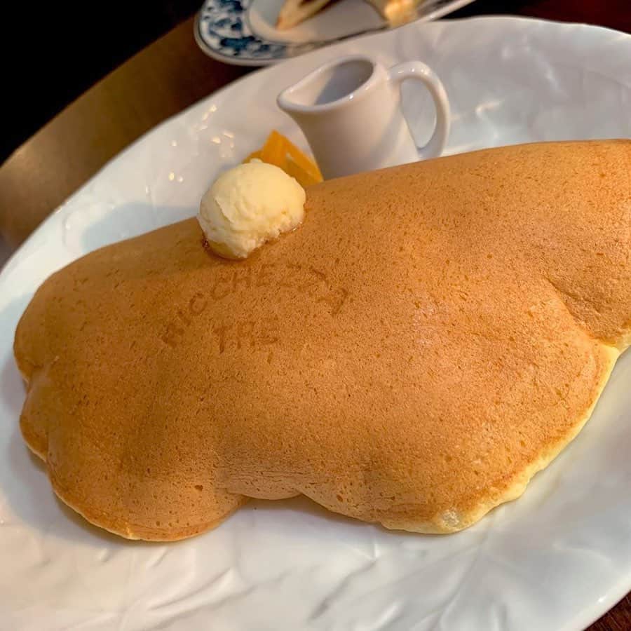 ナゴレコさんのインスタグラム写真 - (ナゴレコInstagram)「「ホットケーキ」﻿ リポスト✒︎大須のレトロな雰囲気の人気カフェ、RICCHEZA TREさんのホットケーキ🥞🍴﻿ ﻿ まるでオムレットのような珍しい形のホットケーキが話題のこちら🗣✨﻿ ﻿ パンケーキではなくホットケーキ、というところがどこか懐かしさを感じさせますね😌💭﻿ ﻿ こちらのホットケーキは注文を受けてから銅板でじっくり焼き上げることでふわふわな食感になるようです🤤👏🏻﻿ ﻿ 一体どれほどのふわふわ感が味わえるのか、是非食べてみたいですね🥞🍯﻿ ﻿ @kozue_foodgram さん、#ナゴレコ ありがとうございます⭕️﻿ ﻿ Repost @kozue_foodgram ・・・﻿ ﻿ 🥞　#ricchezzatre 🥞﻿ 大須にあるカフェ！﻿ ずっとこの﻿ 🎈ホットケーキ﻿ が食べてみたかった！！！﻿ 写真よりとっても大きいの🌟﻿ 他のお店とは違うふわふわ感！！﻿ 本当にふわふわ！笑﻿ 生地自体が鈴カステラのような甘みがある🥰﻿ バターとメープルをかけると幸せなやつ❤︎﻿ ﻿ 店内とっても落ち着いた雰囲気でレトロ感もあって良きでした！！！🥳」3月9日 17時25分 - nagoya_food