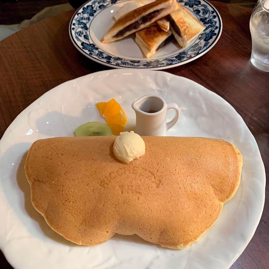 ナゴレコさんのインスタグラム写真 - (ナゴレコInstagram)「「ホットケーキ」﻿ リポスト✒︎大須のレトロな雰囲気の人気カフェ、RICCHEZA TREさんのホットケーキ🥞🍴﻿ ﻿ まるでオムレットのような珍しい形のホットケーキが話題のこちら🗣✨﻿ ﻿ パンケーキではなくホットケーキ、というところがどこか懐かしさを感じさせますね😌💭﻿ ﻿ こちらのホットケーキは注文を受けてから銅板でじっくり焼き上げることでふわふわな食感になるようです🤤👏🏻﻿ ﻿ 一体どれほどのふわふわ感が味わえるのか、是非食べてみたいですね🥞🍯﻿ ﻿ @kozue_foodgram さん、#ナゴレコ ありがとうございます⭕️﻿ ﻿ Repost @kozue_foodgram ・・・﻿ ﻿ 🥞　#ricchezzatre 🥞﻿ 大須にあるカフェ！﻿ ずっとこの﻿ 🎈ホットケーキ﻿ が食べてみたかった！！！﻿ 写真よりとっても大きいの🌟﻿ 他のお店とは違うふわふわ感！！﻿ 本当にふわふわ！笑﻿ 生地自体が鈴カステラのような甘みがある🥰﻿ バターとメープルをかけると幸せなやつ❤︎﻿ ﻿ 店内とっても落ち着いた雰囲気でレトロ感もあって良きでした！！！🥳」3月9日 17時25分 - nagoya_food