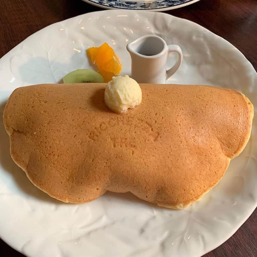 ナゴレコさんのインスタグラム写真 - (ナゴレコInstagram)「「ホットケーキ」﻿ リポスト✒︎大須のレトロな雰囲気の人気カフェ、RICCHEZA TREさんのホットケーキ🥞🍴﻿ ﻿ まるでオムレットのような珍しい形のホットケーキが話題のこちら🗣✨﻿ ﻿ パンケーキではなくホットケーキ、というところがどこか懐かしさを感じさせますね😌💭﻿ ﻿ こちらのホットケーキは注文を受けてから銅板でじっくり焼き上げることでふわふわな食感になるようです🤤👏🏻﻿ ﻿ 一体どれほどのふわふわ感が味わえるのか、是非食べてみたいですね🥞🍯﻿ ﻿ @kozue_foodgram さん、#ナゴレコ ありがとうございます⭕️﻿ ﻿ Repost @kozue_foodgram ・・・﻿ ﻿ 🥞　#ricchezzatre 🥞﻿ 大須にあるカフェ！﻿ ずっとこの﻿ 🎈ホットケーキ﻿ が食べてみたかった！！！﻿ 写真よりとっても大きいの🌟﻿ 他のお店とは違うふわふわ感！！﻿ 本当にふわふわ！笑﻿ 生地自体が鈴カステラのような甘みがある🥰﻿ バターとメープルをかけると幸せなやつ❤︎﻿ ﻿ 店内とっても落ち着いた雰囲気でレトロ感もあって良きでした！！！🥳」3月9日 17時25分 - nagoya_food