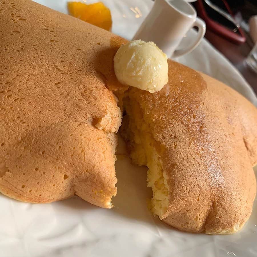 ナゴレコさんのインスタグラム写真 - (ナゴレコInstagram)「「ホットケーキ」﻿ リポスト✒︎大須のレトロな雰囲気の人気カフェ、RICCHEZA TREさんのホットケーキ🥞🍴﻿ ﻿ まるでオムレットのような珍しい形のホットケーキが話題のこちら🗣✨﻿ ﻿ パンケーキではなくホットケーキ、というところがどこか懐かしさを感じさせますね😌💭﻿ ﻿ こちらのホットケーキは注文を受けてから銅板でじっくり焼き上げることでふわふわな食感になるようです🤤👏🏻﻿ ﻿ 一体どれほどのふわふわ感が味わえるのか、是非食べてみたいですね🥞🍯﻿ ﻿ @kozue_foodgram さん、#ナゴレコ ありがとうございます⭕️﻿ ﻿ Repost @kozue_foodgram ・・・﻿ ﻿ 🥞　#ricchezzatre 🥞﻿ 大須にあるカフェ！﻿ ずっとこの﻿ 🎈ホットケーキ﻿ が食べてみたかった！！！﻿ 写真よりとっても大きいの🌟﻿ 他のお店とは違うふわふわ感！！﻿ 本当にふわふわ！笑﻿ 生地自体が鈴カステラのような甘みがある🥰﻿ バターとメープルをかけると幸せなやつ❤︎﻿ ﻿ 店内とっても落ち着いた雰囲気でレトロ感もあって良きでした！！！🥳」3月9日 17時25分 - nagoya_food