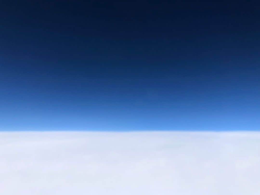 Tomoyaさんのインスタグラム写真 - (TomoyaInstagram)「☁️Sydney→✈️→Brisbane ☁️🌞 天気はあいにく☔️ですが、 雲の上は幻想的でいい天気でした☺️ 見えないものを見ようとすると、 新しい何かが見えてくる🌈🗝 #🟦🟦🟦 #☁️☁️☁️」3月9日 17時22分 - tomo_10969