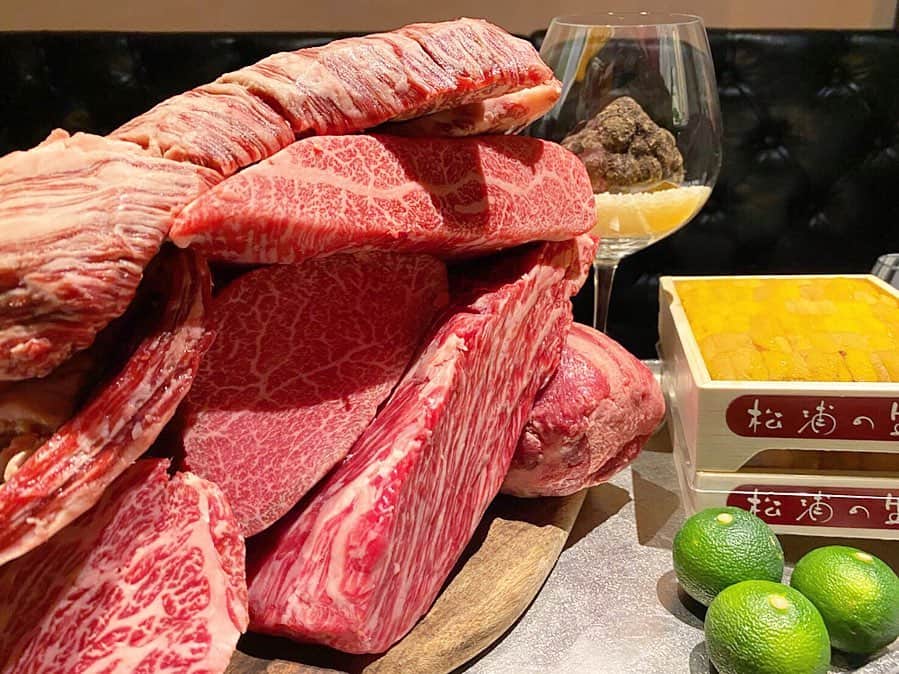 乾雅人のインスタグラム：「新進気鋭@銀座 住所・電話番号非公開の会員制個室焼肉店に再訪。初回、松嶋初音さんにご紹介いただき「コース1万円〜プラス2000円で飲み放題※ドリンクの種類もヤバイ」と再訪を決意。 日テレ「ズムサタ」総合司会、モッチーこと望月理恵さん、中目黒「若狭」のご主人と料理長、SASUKE選手という超レアなメンバー。 会員証も無事いただき、新しくオープンした恵比寿店にも行ってみようっと！ ありがとうございました！ #新進気鋭 #焼肉 #会員制焼肉  #新進気鋭銀座店」