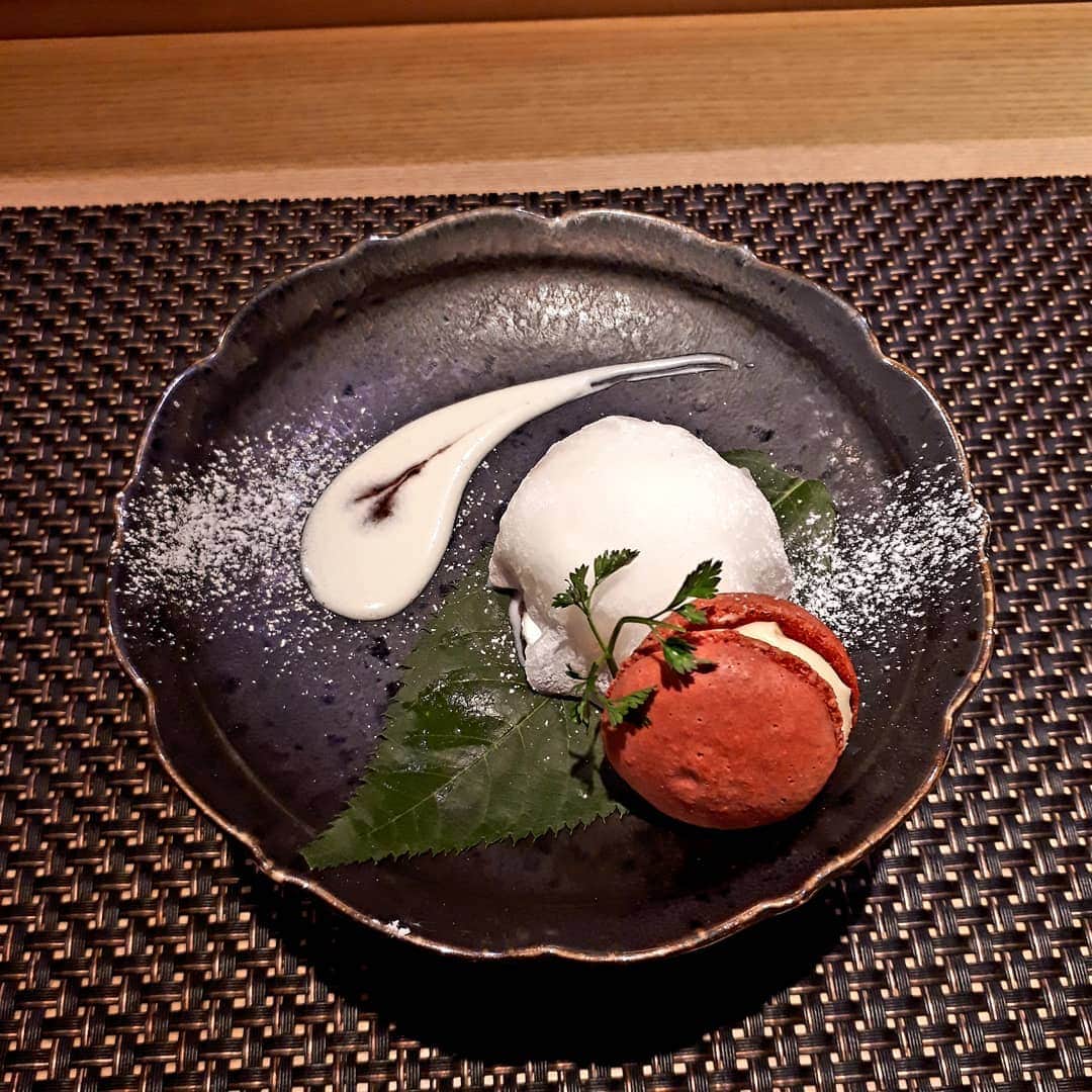 肉割烹吟北新地店さんのインスタグラム写真 - (肉割烹吟北新地店Instagram)「春のデザート 桜アイスを餡とぎゅうひで包んだ アイス大福🌸 添えたマカロンはフランボワーズ  #肉割烹吟 #尾崎牛 #宮崎 #北新地 #大阪 #梅田  #肉 #割烹 #和牛 #ディナー #料理 #ワイン #サプライズ #デート #接待 #顔合わせ #コース #記念日 #誕生日 #ステーキ #桜 #女将#大福 #すき焼き #しゃぶしゃぶ」3月9日 17時28分 - gin.kitashinchi