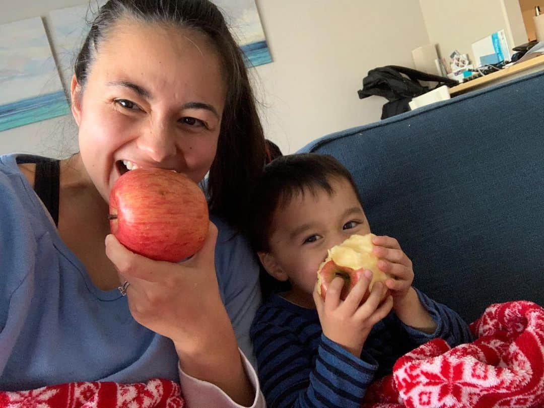 エリナ シルカのインスタグラム：「りんごは丸かじり派🍎」