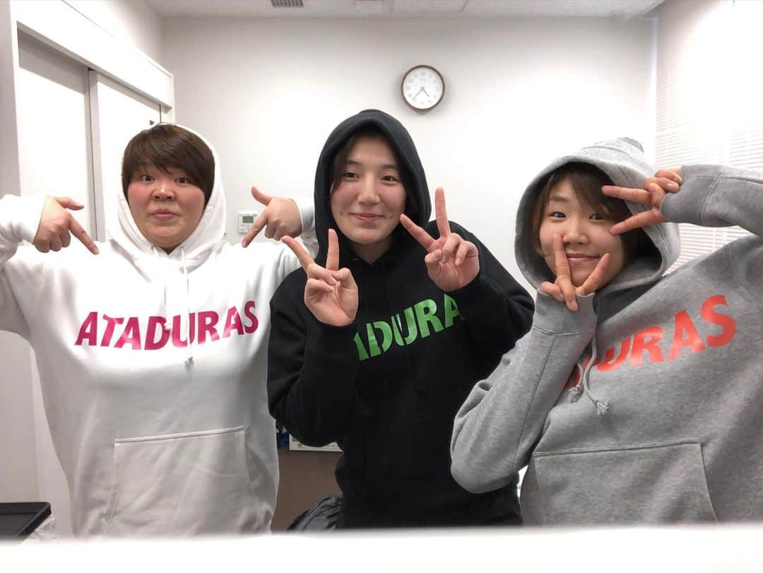 杉本美香さんのインスタグラム写真 - (杉本美香Instagram)「・ ・ チームKEIJI SUZUKI🥋 @gk.kizuna  チームKAMEDA🏥 チーム膝🦵 ・ 鈴木桂治さんから届きました🎁 ・ 気になってたけど手に入れ方がわからなかった… 思い切って関西人を出して遠慮なく連絡してみたら即レス🤩 ・ まさかのプレゼント🎁 ・ 私たち、膝にメス入れた仲間ですが、お互い励まし合ってリハビリ・復帰を目指して頑張ろうと心に決めました💪🏻 ・ 気持ちが落ちそうになってた、このタイミングは絶妙なタイミングです‼️ ・ 本当にありがとうございました😍 ・ 動画では、急に常見選手がサイズを言い出したから「えっ？」って顔になってますが少し小さめにサイズ言っちゃいました😜笑 ・ 桂治さんありがとうございました🥰 大切にします🤩 ・ #鈴木桂治　さん #絆 #膝仲間🦵 #亀田病院仲間 #アシベ #感謝 #笑顔 #smile😊」3月9日 23時04分 - mika__sugimoto