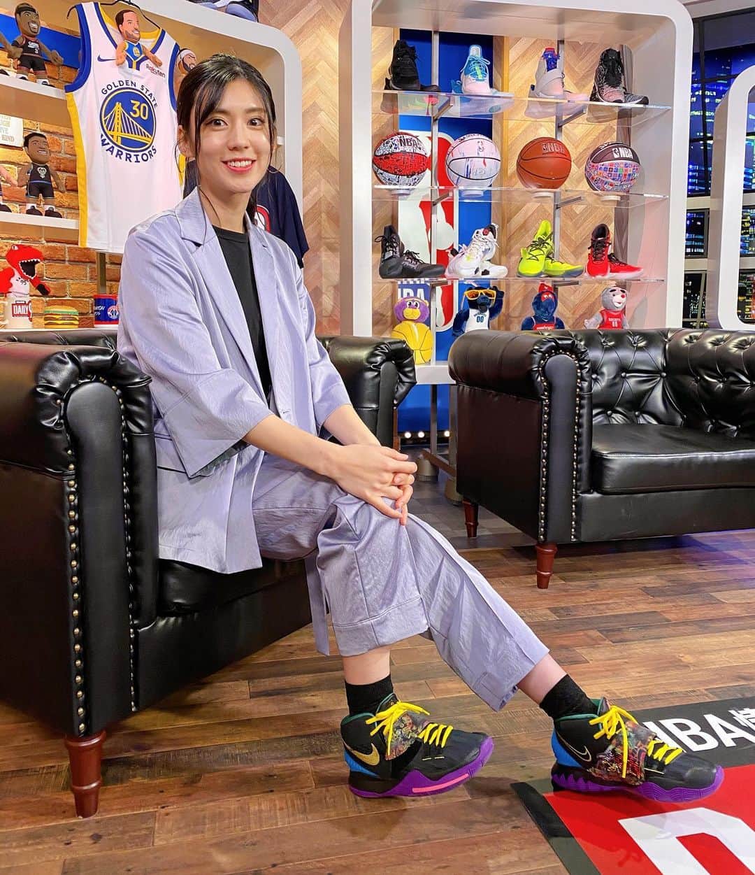のインスタグラム：「NBA情報局Daily9🏀 買ったバッシュで衣装スタイリングしていただきました👟✨ 最高❗️たくさん履く！！ 衣装タグ付けします🥰 また次回✨✨ #kyrie6  #kyrieshoes  #jamorant  #いつかモラントに会えたら #このバッシュにサインしてもらう #という妄想でしばらく #うはうはな日々を過ごします」