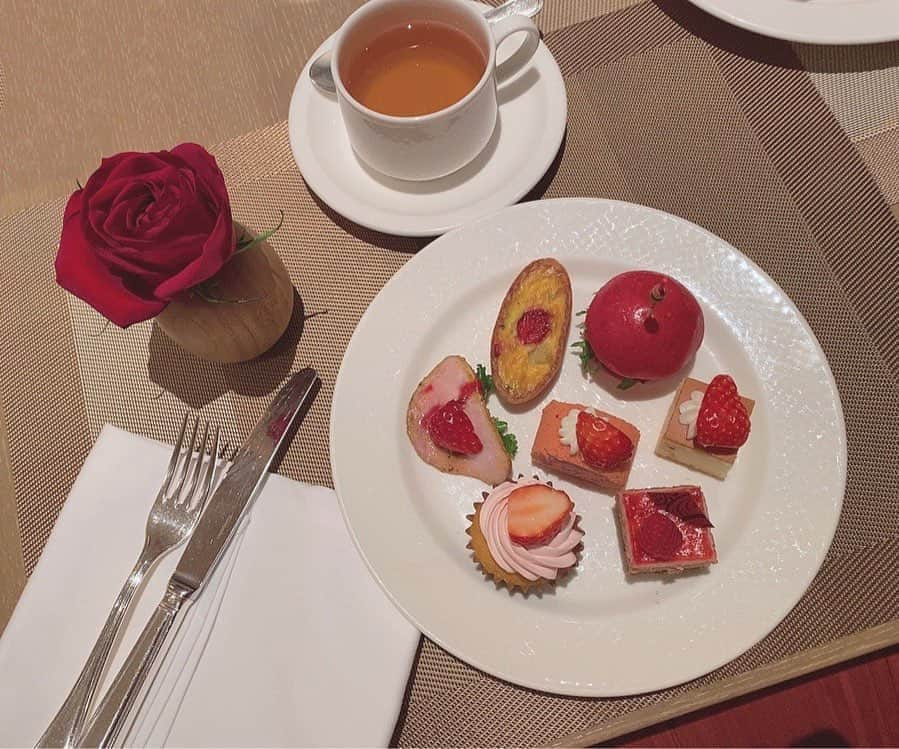 森香澄さんのインスタグラム写真 - (森香澄Instagram)「. . #cafe  #strawberry  #afternoontea」3月9日 23時01分 - mori_kasumi_