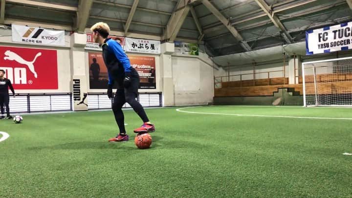 のインスタグラム：「スリッパークラッチ。 単にボールに追いついて押さえるのではなく、次の次のその次ぐらいまでを想定した動きを。  それが可能となるにはそれを可能とするための身体操作の獲得が不可欠。  #身体操作 #道渕諒平 #中野崇 #JARTAトレーニング #JARTA #サッカー #ドリブル #体幹  #ドリブル練習 #サッカートレーニング #スキル #サッカー選手 #サッカー好き #フットサル #サッカー部 #スポーツ#テクニック #スポーツトレーナー  #dribble #football #soccer #movement #training #physical #workout #gym #functionaltraining #sports #skills #trainer」