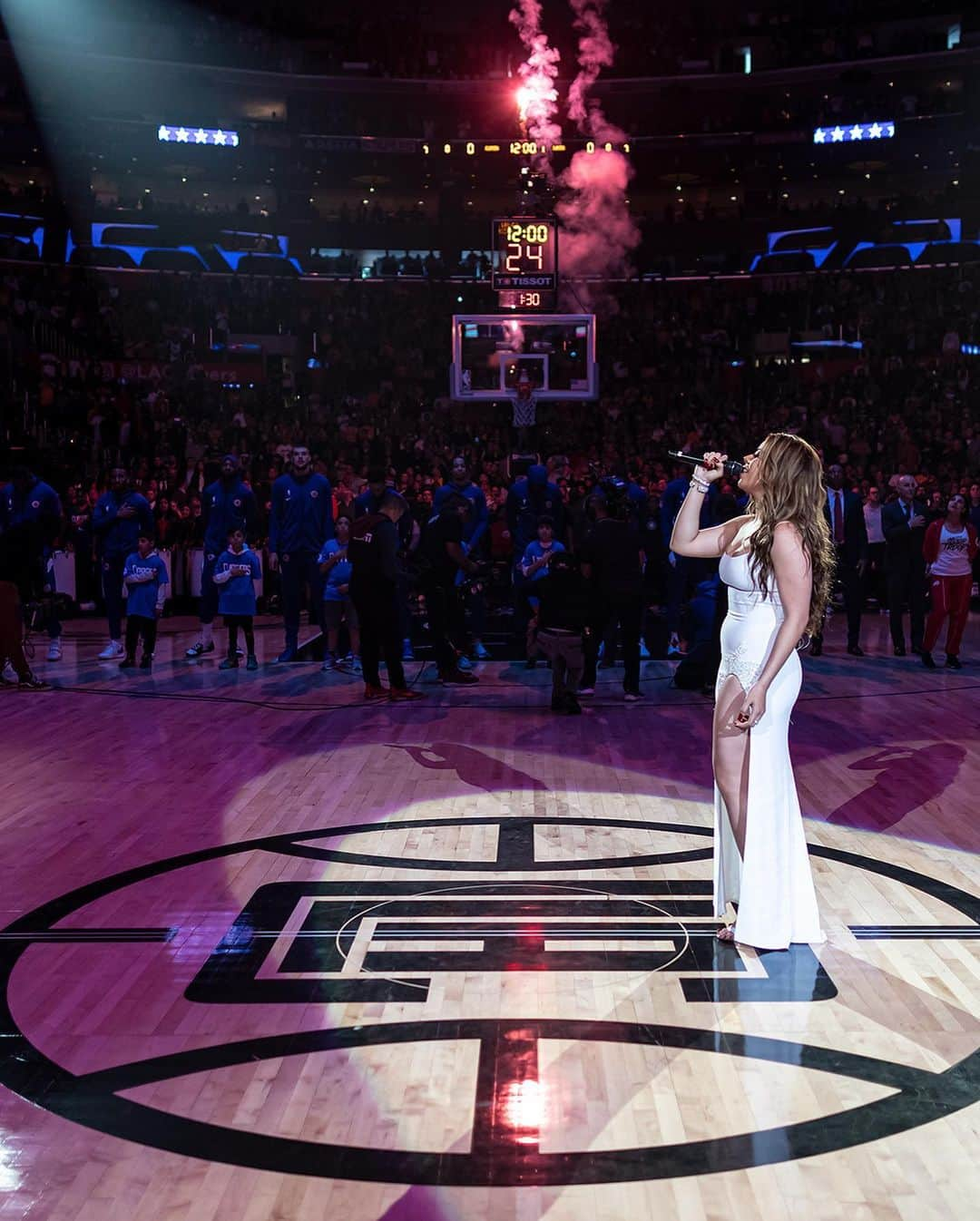 ダイナ・ジェーン・ハンセンさんのインスタグラム写真 - (ダイナ・ジェーン・ハンセンInstagram)「@laclippers vs @lakers ! what an honor it was to step foot on court at the Staples Center to sing the national anthem for LA’s 2 finest teams 🙏🏽 thank you for the opportunity. this SoCal girl can go on crossing this off her bucket list x」3月9日 17時42分 - dinahjane