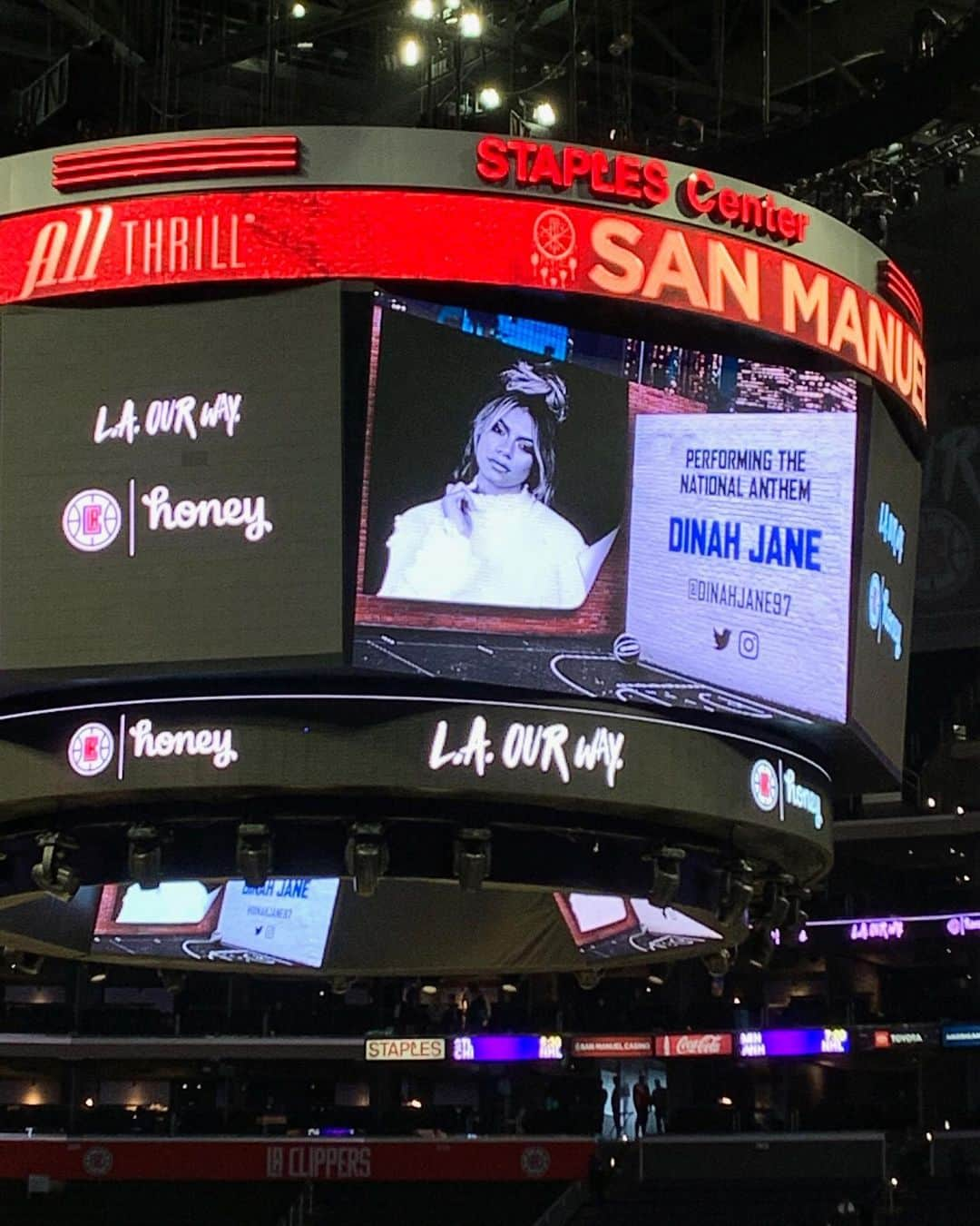 ダイナ・ジェーン・ハンセンさんのインスタグラム写真 - (ダイナ・ジェーン・ハンセンInstagram)「@laclippers vs @lakers ! what an honor it was to step foot on court at the Staples Center to sing the national anthem for LA’s 2 finest teams 🙏🏽 thank you for the opportunity. this SoCal girl can go on crossing this off her bucket list x」3月9日 17時42分 - dinahjane