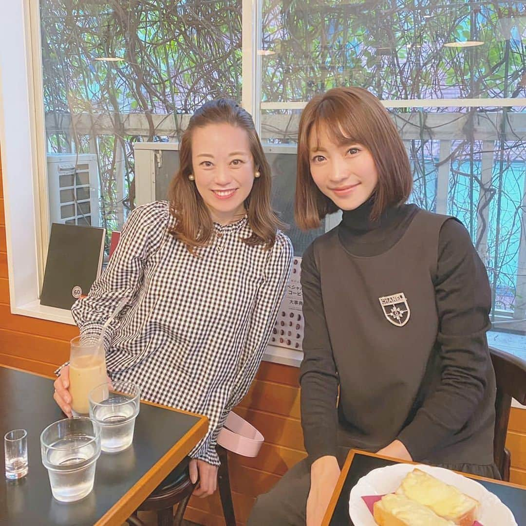 沢瀉美緒さんのインスタグラム写真 - (沢瀉美緒Instagram)「※ Coffee break @izumikimoto 👭 . こちらも少し前ですが、 タイミングが合って 表参道の丸山珈琲へ✨ . 2人とも珍しくモノトーンコーデ。 なんかウィルス気にすることなく 外出できる日はいつ来るのかな… . . #maruyamacoffee #丸山珈琲表参道singleoriginstore #丸山珈琲 #coffee #コーヒー #friends #友達 #tokyo #東京 #icelatte #アイスラテ #miorincocafe」3月9日 17時42分 - mio_omodaka