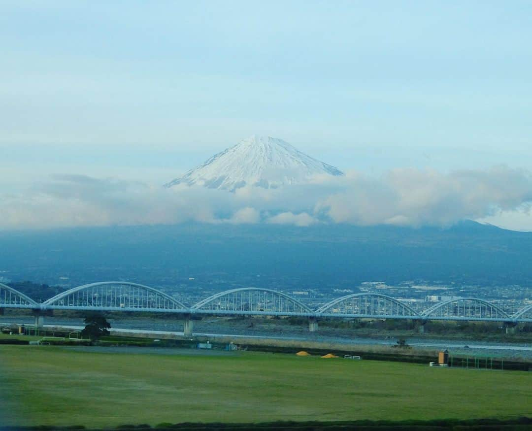 桂春雨さんのインスタグラム写真 - (桂春雨Instagram)「今日の富士山。いい感じに雲の間から頭を出しています。明日はがんばろうという気持ちにさせてくれますね。 #富士山 #fuji #mtfuji #mt #山 #mountain」3月9日 17時41分 - harusamek