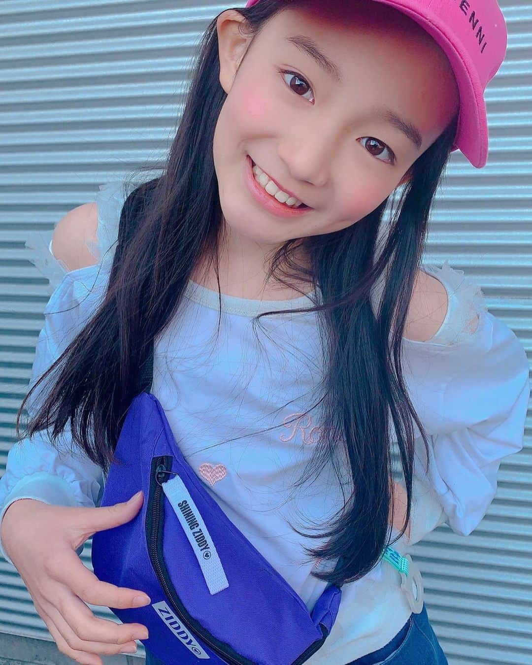 ニコ☆プチのインスタグラム：「今日もプチモのふろくのつかいかたを紹介！﻿ ﻿ ﻿ お次はサナ🍒﻿ ﻿ ﻿ 大大大好きなむらさき色💜でZIDDYのウェストポーチ😍🍭✨﻿ テンション上がることまちがいなし👍🏻﻿ ケータイ・ハンカチティッシュ・アルコールジェルを入れていつも持ち歩いてるよ🤗💜💜﻿ かわいくもかっこよくも使えて最高〜👏🏻🎀﻿ ﻿ ﻿ ﻿ ﻿ #ニコプチ﻿ #ニコプチふろく﻿ #プチモのふろくの使い方﻿ #ニコプチふろくのある生活﻿ #付録バッグ﻿ #ジディー﻿ #ZIDDY﻿ #ふろく﻿ #石原咲奈」