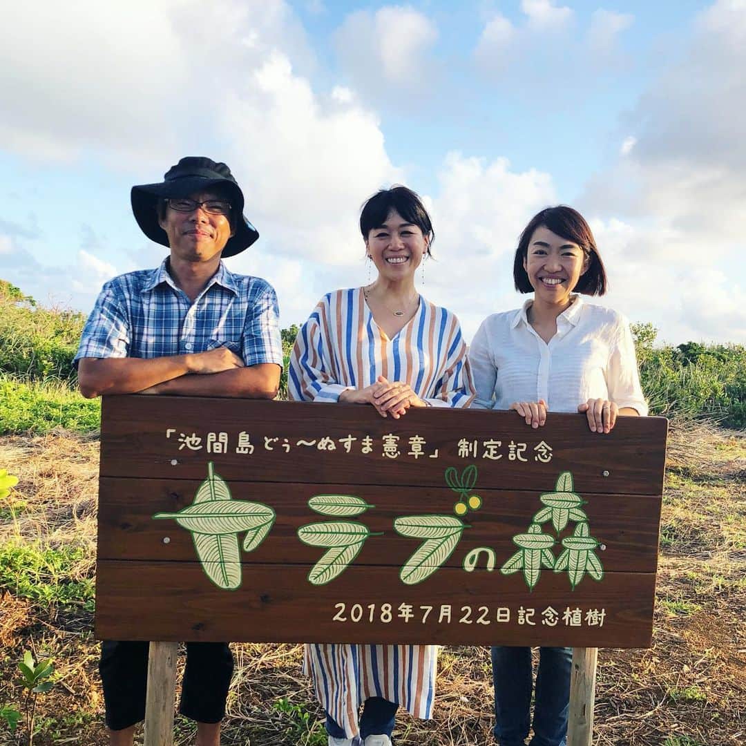早坂香須子さんのインスタグラム写真 - (早坂香須子Instagram)「明日 2020年3月10日(火)より 　#NEROLILABotanica #レスキュービューティーセラム が先行発売となります。 ↓ シンシア・ガーデン/店頭、WebShop @sincere_garden  伊勢丹新宿店ビューティアポセカリー meeco  @meeco_meeco  その他店舗では、3月24日(火)からとなります。  天然由来の深い青色と淡い青色の2層が美しい「レスキュー ビューティーセラム」は、お肌の鎮静と揺らぎ肌を守ることを第一に考えた « 鎮めるセラム »です。  傷の治療などにも使われてきたブルーヤロウ、鎮静効果のジャーマンカモミール、お肌の再生を促すブルーグリーンアルジー、肌を蘇らせるタマヌオイル、ミネラルをたっぷりと含む海洋深層水や褐藻エキスなど、20 種以上の天然美容成分をたっぷりと配合。  タラソテラピーの癒し効果と植物の蘇生効果を一つのボトルに。  実際に私が日光アレルギーで毛穴から血が滲むほどの炎症が起きてしまった時に癒してくれた植物ばかりなのですが、翌朝に肌がもっちりするところもお気に入り✨ ちなみに私は 🟡💗のセラムは朝のマッサージに 💙のセラムは夜のスキンケアに使用しています。  配合植物成分 ． ●ブルーグリーンアルジーエキス 35億年前に地球上に最初に誕生した生物(藍藻)と言われ、青い美容成分フィコシアニンを含みます。50種のミネラル、13種のビタミン、20種のアミノ酸、4種の脂肪酸を含有し、最強のスーパーフードとしても知られています。 お肌のハリや弾力などの効果が期待できます。 ． ●ジャーマンカモミールオイル　 鎮痛、抗炎症作用の高い“カマズレン”という成分を含む、濃い青色をした精油。ヨーロッパで最も歴史のある民間薬とも言われています。お肌を清浄に保ち、潤いをあたえます。 ●ブルーヤロウオイル. “カマズレン”により美しい青色が特徴の希少な精油。古くから傷の特効薬として使用され、傷あとを和らげるハーブとして知られています。ほんのり苦味のあるハーブ調の香りには、心を穏やかに、直感力を高める効果があるといわれています。 ． ●ホーリーバジル水 インドの伝統医学アーユルヴェーダでは「不老不死の霊薬」「万能のハーブ」として重宝され、心身を癒す薬草として愛されてきました。殺菌・抗炎症効果が高く、お肌に透明感を与え、キメを整えます。さらに、ストレスへの抵抗能力を高める働きのあるハーブ「アダプトゲン」とされており、その中でも最高基準となっています。 ． ●沖縄県池間島産タマヌオイル 沖縄県池間島産の、収穫からオイルになるまで、全て島で手作業で作られているタマヌオイルを使用。コールドプレス製法にこだわり、非加熱で抽出をした純度の高いピュアなオイルは、ナッツの香ばしい香りで、浸透力も高いのが特徴です。 ※画像3枚目〜7枚目 一年中強い紫外線が降り注ぐ南国の島々で古くから皮膚を美しく保つ日々のケアに重宝され、肌を蘇らせる奇跡のオイルと呼ばれています。鎮痛作用や抗炎症作用、抗酸化作用などがあるといわれています。 ●淡路島産のカレンデュラエキス 優れた抗炎症効果を持ち、古くから治療薬として使用されるなど、湿疹や炎症の起きた肌を鎮め、落ち着かせます。 ． ． 〈その他天然美容成分〉. ジャーマンカモミール水、海洋深層水、茶葉水、茶花水、ナツミカン花水、シリカ、褐藻エキス、ホホバ種子油、ヒマワリ種子油、ツバキ種子油、ジャーマンカモミールオイル、コメヌカ油、ローズヒップ油、ナツミカン花油、ナツミカン果皮油、ゼラニウム油、ザクロ種子油 . . 〈ご使用方法〉 化粧水のあと、手の平でよく混ぜ合わせてから、手の平全体でお肌に押し込むように馴染ませ、自分を抱きしめてあげるように手の平で顔全体を包んで深呼吸。 ぜひ、セルフヒーリングをするように使ってみてください。化粧水の前のブースターとしても。 . 〈商品概要〉. ネロリラ ボタニカ レスキュー ビューティーセラム 32mL ￥7,000＋税. .  2枚目はブルーのアイクリーム、　#トリプルブルーコンセントレート と。ブルーのＷ使いは鎮静効果絶大です。 . ネロリラ ボタニカ取扱店舗 は　@bxe_natural のアカウントにてご確認下さい。  #ネロリラボタニカ　#nerolilabotanica  #限定販売ではありません」3月9日 17時50分 - kazukovalentine