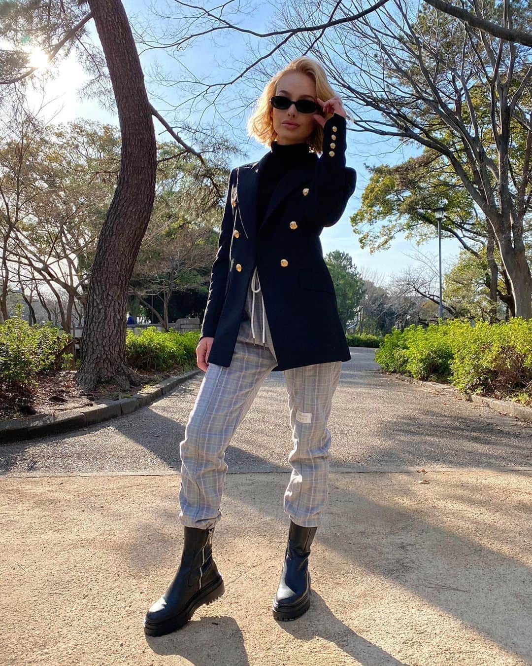 リアノン・ランゲラック（ミッチェル・ランゲラックの妻）のインスタグラム：「Trying to look cool and my son thought it was hilarious 😎🤷🏼‍♀️😅」