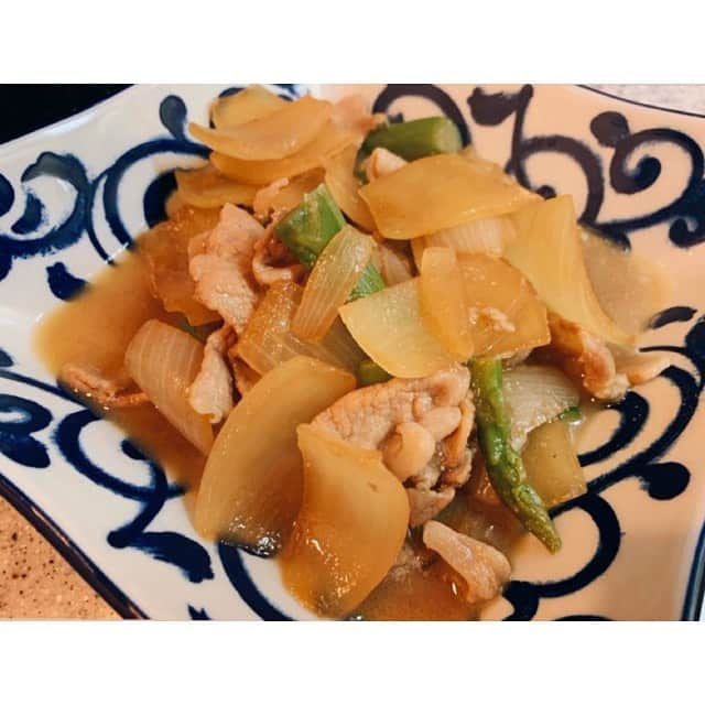 櫻井綾奈さんのインスタグラム写真 - (櫻井綾奈Instagram)「. 最近の手料理たち👩🏼‍🍳🍳*°♡ . 普段のご飯はボールのまんまで 野菜･ささみ･ゆで卵･納豆･もずく･チーズ しか食べないようにしてるんだけど🤣 (9枚目の写真が普段の主食w) . 最近友達が家に遊びに来てくれたりで 食べてもらえる機会が多くて 料理するタイミングが増えて楽しい(*⃙⃘ˊ꒳​ˋ*⃙) . 人に作る時はちゃんと作ります💪🏽笑 . . 1枚目から順に‪(ᯅ̈ )🌟‬ . ローストビーフ キノコとチキンのグラタン 豆苗の肉巻き キノコのマリネ＆ズッキーニとトマトのマリネ 豚ロースの味噌バタ煮込み タコとナスのトマト煮込み モッツァレラチーズinのロールキャベツ . あと写メ撮り忘れたけど常備菜で きんぴらごぼう･ひじきの煮物･ほうれん草のお浸し も作ったよ〜\( ˙꒳​˙ \三/ ˙꒳​˙)/ . ローストビーフのソースは2種類 オニオンソースとグレイビーソースも ちゃんと手作りしました🥺褒めて🥺 . . 普段は料理系はストーリーにしか 載せてないんだけど、最近やたらと ちゃんと作る機会が多かったから 投稿しちゃった🤭ぷぷぷ . . ちなみに8枚目のピーマンの肉詰めは 愛しの嫁からのおすそ分け😘 ずっと食べたかったやつだったから めちゃくちゃ嬉しかったし美味しかった🤤💓 まひちゃんありがとうさすが私の嫁( ¨̮ )︎︎👏🏼 . . . てなわけで今日もボールサラダ食べて 出勤しまあす(っ'-' )╮ =͟͟͞͞🍙 . 21時頃には出勤してる予定だよ❣️ よろしくお願いしまぁすっ . . . #池袋 #ikebukuro #キャバ #キャバクラ #キャバ嬢 #池袋シーサイド #プリンスグループ #手料理 #おうちごはん #cookingram #cooking #ホームパーティー #ローストビーフ #ロールキャベツ #マリネ #作り置き #常備菜 #yummy #ボールサラダ #🍳 #🍖 #🥗 #🍅 #🥒 #🍽 #🤤 #instagood #instalike #like4like #l4l」3月9日 17時44分 - mayapan0511