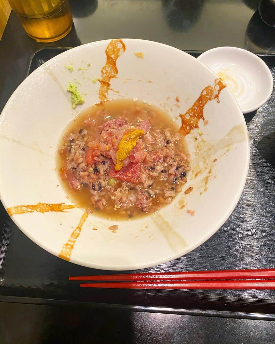 神宮 若奈さんのインスタグラム写真 - (神宮 若奈Instagram)「希少な脳天を使った海宝丼極🤤💗 @kaisendokoro_mukai . . . マグロ1匹から200gしか取れない希少部位 #脳天 を使ったモリモリの海鮮丼✨ . 産地直送の新鮮な天然マグロが たくさん乗っていてウニもたくさん入ってたの😳💓 . . ご飯の種類やお酢の種類、ご飯の量も 自分の好みで選べたよ🤤🤤🤤 . ちなみに私は、23雑穀米の赤酢💗 . . セットで付いてくるあら汁もとっても美味しくて 普段ガリが苦手な私でも食べられるくらい ガリも美味しかった！！！ . 最後はちょっと残してひつまぶしにできるんだけど そのお出汁もとっても美味で ひつまぶしにした海宝丼もまた絶品🤤💗 . . 店員さんがいい人すぎる上に 出てくるのがすごく早いし 女性や1人のお客様も多くて 誰でも入りやすそうな素敵なお店でした✨ . . 💗私のおすすめの食べ方はコレ💗 ①まず刺身として海鮮を食べる ②あら汁を飲む ③海鮮丼を堪能しながらガリとあら汁挟む ④ご飯は5口分くらい残してそれぞれの海鮮を 1つづつ残しておく(ウニと脳天は絶対✨) . . 写真みたり思い出したりするだけで またお腹減っちゃって食べたくなるぅ🤤💗 . また行きたいなあ🥺 . . 日暮里駅東口でてすぐの建物の3階だから 駅チカなのも良きなところ✨ . . 是非一度行ってみてね🤪💕 キャンディももらったよw . #kaisendokoro_mukai #seafood #sushi  #海鮮処向井 #日暮里グルメ #日暮里ランチ  #海鮮丼ランチ #pr #コラボベース #美味 #日暮里 #海鮮丼 #最高 #絶品 #食活  #脳天 #ウニ #駅チカグルメ #美味しすぎる #wakanastyle #wakanabody」3月9日 17時46分 - jinguwakana