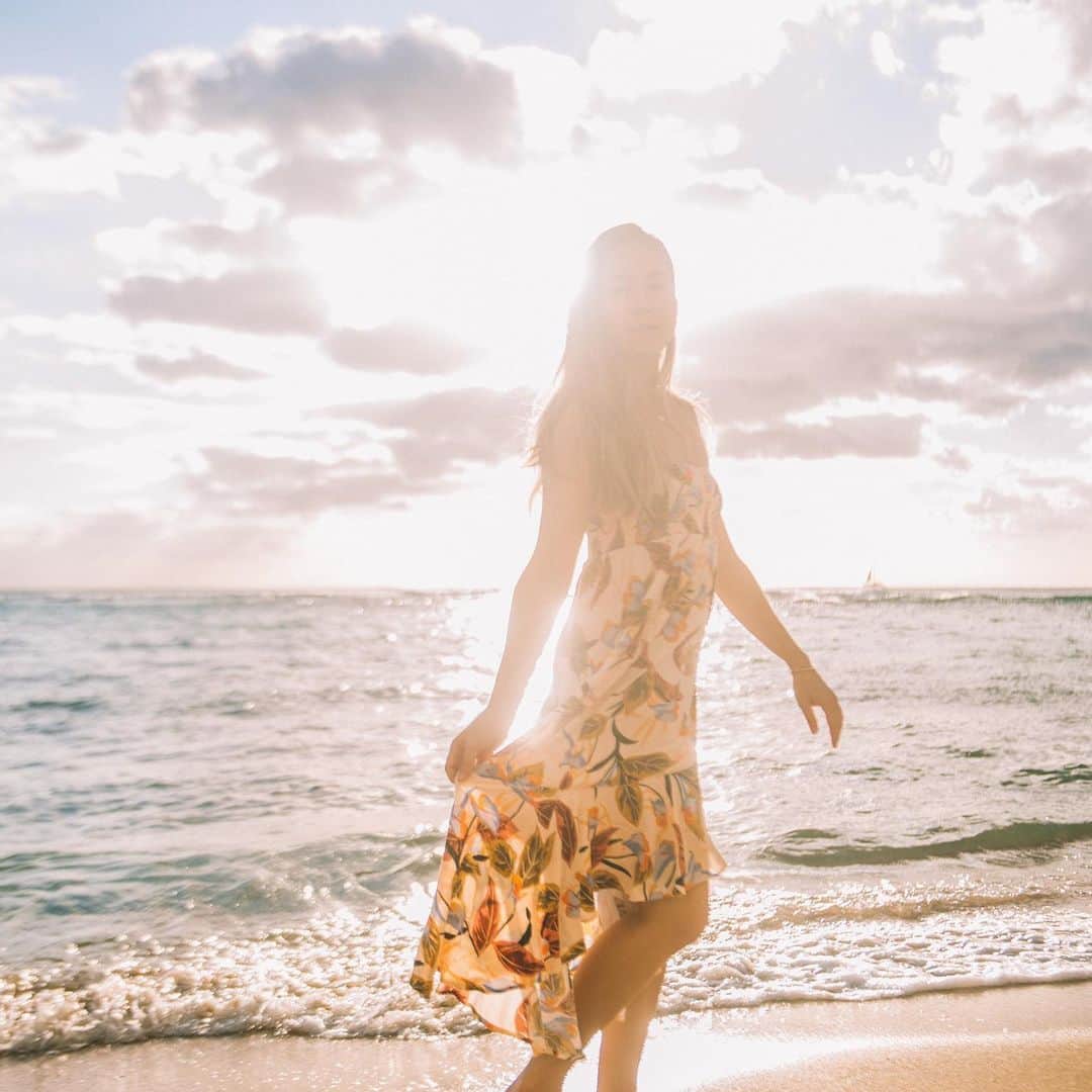 アリッサ ウーテンのインスタグラム：「The future is bright ☀️ learning and trying to let go of the past and look forward. これからはまえをむいってがんばります！うしろはもたったこと！つぎつぎ！ Photo by the best @amandakutaka @lovekimiko dress by @lspace Hawaii Exclusive Collection」