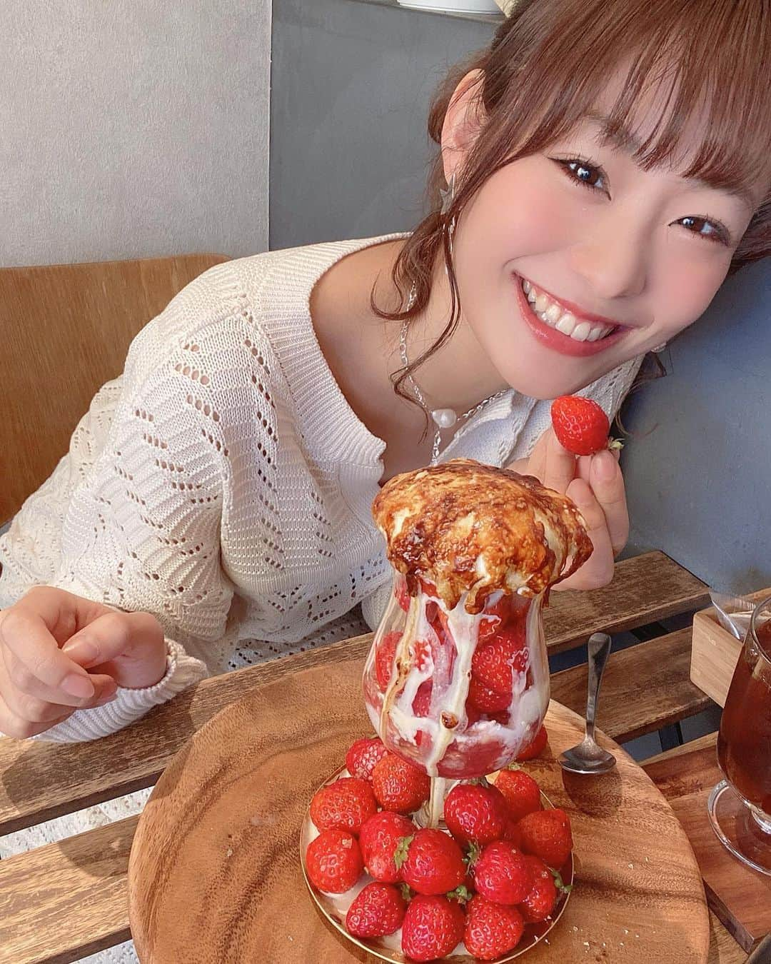 村上ゆりさんのインスタグラム写真 - (村上ゆりInstagram)「🍓 ・ ・ ・ だぁいすきなイチゴをまえにご満悦の図です🙋‍♀️💕 ・  #彼女感 #hair #ポートレート #撮影 #モデル #model #タレント #smile #笑顔 #幸せ #happy #晴れ #sunny #☀ #🍓 #selfie  #japanese  #ボブ #春コーデ #winter #happynewyear #2020 #spring #いちご #太宰府 #太宰府カフェ #福岡 #福岡カフェ #strawberry #cobacafe」3月9日 17時49分 - lily_tutu