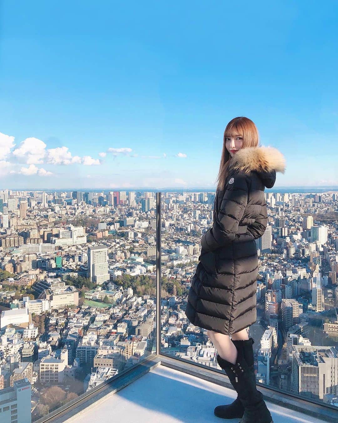 のインスタグラム：「♡﻿ ﻿ スクランブルスクエア🐶☁️﻿ ﻿ 高いところ好きだからテンションあがった🥰﻿ ﻿ けど風が強すぎて強すぎてすんごい寒かった…﻿ そして一生髪が舞い上がっててメデューサのようだったので、この写真まじで奇跡🤳🏻笑﻿ ﻿ 夜きたら夜景綺麗そうだなぁ🌃﻿ ﻿」