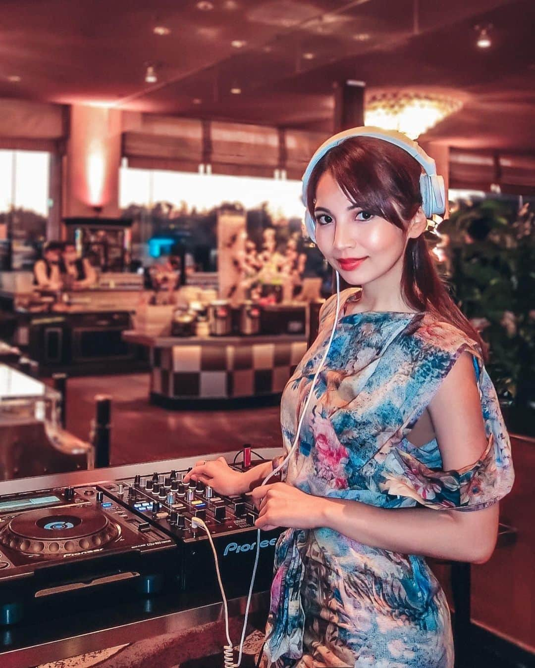 DJ Cellyさんのインスタグラム写真 - (DJ CellyInstagram)「Hotel New Otani Garden Lounge🍸♥️. . スイーツが本当に大好きだから、ここでDJ出来て本当嬉しかった🥰🍓🍓. 私はパンナコッタが1番美味しくて好きだったなあ🤤. . 次は4/16(木)に同じ場所、サンドウィッチ＆あまおうスイーツビュッフェでDJします🍰♡. . 今まで金曜日限定で開催されてたビュッフェだけど、とても好評らしく、3月12日(木)から毎週木曜日も追加開催するみたい👏🏻. . プライベートでも行きたい…🥺🤤🍰🍓🍓. .  #DJ #DJing #🎧 #djlife #djtime #party #partytime  #nightclub #dinnertime #nightout #music #work #djingismylife #tokyo  #bar #newotani #hotelnewotani #lounge #バー #ラウンジ #ホテルニューオータニ #ニューオータニ #苺ビュッフェ #東京 #onepiece #ooted #viviennewestwood #あまオータニ」3月9日 17時52分 - celly_cecilia