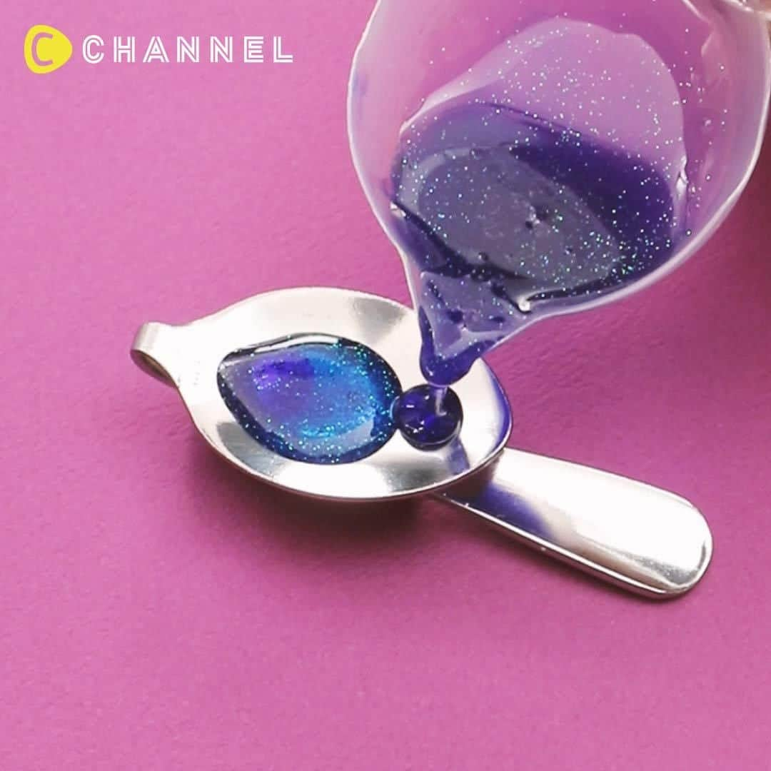 C CHANNEL-Art&Studyのインスタグラム：「Cosmos in a Spoon 🌌 Easy Bent Spoon Clip🥄 スプーンの中の小宇宙🌌簡単スプーンクリップ🥄 . 🎨Follow me👉 @cchannel_artandstudy 🎵 💡Check👉 @cchannel_girls 🎶 📲C CHANNELのアプリもよろしくお願いします💕 . <What to prepare> ・spoon ・ KIYOHARA LED & UV craft resin ・ Resin colorant “Houseki no Shizuku” cyan, purple, white ・ Blue glitter powder ・ Toning plate ・ Toning stick ・ UV light ・ Gold sand . <Steps> 1. Bend the handle of the spoon. 2. Color the resin with a colorant, pour it into the spoon well and apply it with a toning stick. Harden for about 10 seconds with UV light. 3. Apply the white resin colorant with a stick and draw a galaxy to cure. Paint the part you want to darken twice. 4. Put out transparent resin and put gold sand. Harden for about 10 seconds with UV light. 5. Apply transparent resin again to smooth the surface, coat and complete. . * Since some spoons are hard and do not bend, use materials that are easy to do so. * Use gloves and ventilate the room during work. * Be careful when handling the resin as it will be hot. . スプーンでできる簡単クリップのご紹介! ついつい覗き込みたくなる銀河モチーフを作りました♡ . ＜用意するもの＞ ・スプーン ・KIYOHARA LED＆UVクラフトレジン ・レジン着色剤「宝石の雫」シアン、紫、白 ・青いラメパウダー ・調色皿 ・調色スティック ・UVライト ・金の砂 . ＜作り方＞ 1. スプーンの柄をギリギリまで曲げる。 2. レジンを着色剤で着色してスプーンのくぼみに流し、調色スティックで全体に塗る。UVライトで約 10 秒硬化する。 3. 白いレジン着色剤をスティックで塗り、銀河を描いて硬化する。濃くしたい部分は2度塗りする。 4. 透明なレジンをだして金の砂をのせる。UVライトで約 10 秒硬化する。 5. もう一度透明なレジンをだして表面を滑らかにし、コーティングして完成。 . ※スプーンは硬くて曲がらないものもあるので、やりやすい素材のものをご使用ください。 ※作業中は手袋の使用、部屋の換気をおすすめします。 ※レジンは高温となりますので取り扱いには十分に注意してください。 . . #DIY#doityourself#diyideas#crafts#crafting#instacraft#crafter#crafty#handmade#handcrafted#handmadecrafts#ideas#resin#resinart#resina#Fantastic#creative#howto#tutorial#tips #space#galaxy#spoon#bookmarker#clip#glitter#ギャラクシー#宇宙#スプーン#しおり」