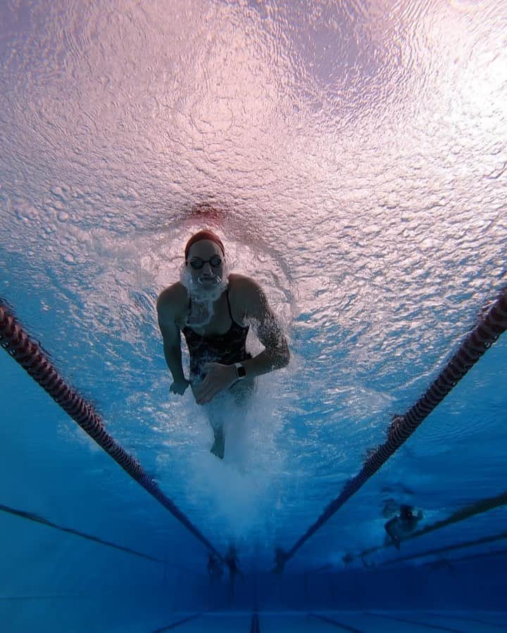 エミリー・シーボームのインスタグラム：「Just turning into another week!  #swimming #athlete #woman #water #goldcoast #backstroke #turning」