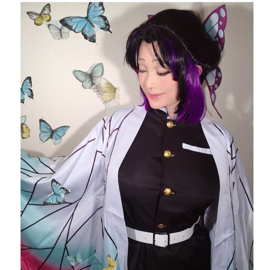 叶姉妹のインスタグラム：「⚜️鬼滅の刃⚜️プレシャスな🦋胡蝶しのぶ🦋は…💋✨✨ 私達の愛する大切な皆さん、 ごきげんいかがでしょうか🥰💖 さて、 凄くたくさんの皆さんから 甘露寺蜜璃さんが大人気で 大絶賛いただき たくさんのSNSニュースにUPされ 愛あふれるステキな記事も とっても嬉しいですよ。 そして、 たくさんの皆さんから 新たなる激アツなリクエストが ありました 鬼滅の刃の胡蝶しのぶさんは まだ完成形ではありませんが… ちょっとだけアップいたしますね。 いろいろと至らない点は 大目に見ていただきながら 楽しんでくださいね。😉💖 凄く楽しみながら鬼滅の刃を 観てお勉強いたしましたよ。 私も大好きなキャラクターの 胡蝶しのぶさんのアートコスプレは かなり難しいですね。 やはり、メイクや仕草などで表現してみましたよ。 ちなみに、 ファビュラスな姉の鬼舞辻無惨を ぜひ見てみたいです！、という リクエストがかなりありましたが… (そのままでも大丈夫か…と😆と思ってしまったことはナイショですよ🤫) 世の中がさわがしく 私達の愛する大切な皆さんが 不安な心でいらっしゃるかもしれませんのでご一緒に楽しんでいただき 少しでもホッと癒されてくだされば とても嬉しいですよ。 ちなみに、引き続き かなりお勉強いたしました 刀剣乱舞のあるキャラクターは 挑戦いたしましたが まだ、自分自身が満足できるクオリティのお披露目できる感じではなく…💦 もう少しお待ちくださいね。😉💖 #鬼滅の刃　#胡蝶しのぶ #蟲柱 #甘露寺蜜璃　#恋柱　#鬼舞辻無惨 #平和な世界 #amazing #heavenly #バラの香り #蝶 #precious#fabulous #叶姉妹 #DIO #heaven #happy #ファビュラス #angel #宇宙 #叶 #叶ポージングエクササイズ #peace #究極生命体 #peaceful #至福  #幸運 #天使 #女神 #愛するあなたへ」