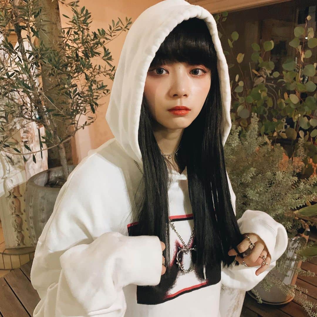 ゆらのインスタグラム：「まじ今日あっっっうい」