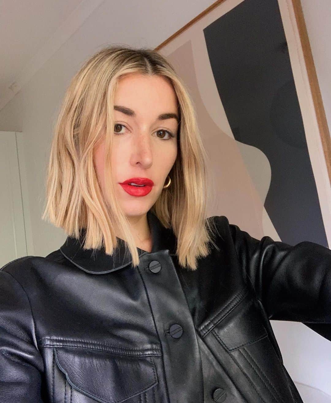 カルメン・ハミルトンのインスタグラム：「I love getting lippy💄 1, 2 or 3? Shades below x  1. #440 - ‘Irresistible’ 2. #332 - ‘Boldface’ 3. #130 - ‘Desirous’  All from the @esteelauder Pure Color Envy range ❤️ #ELambassador」