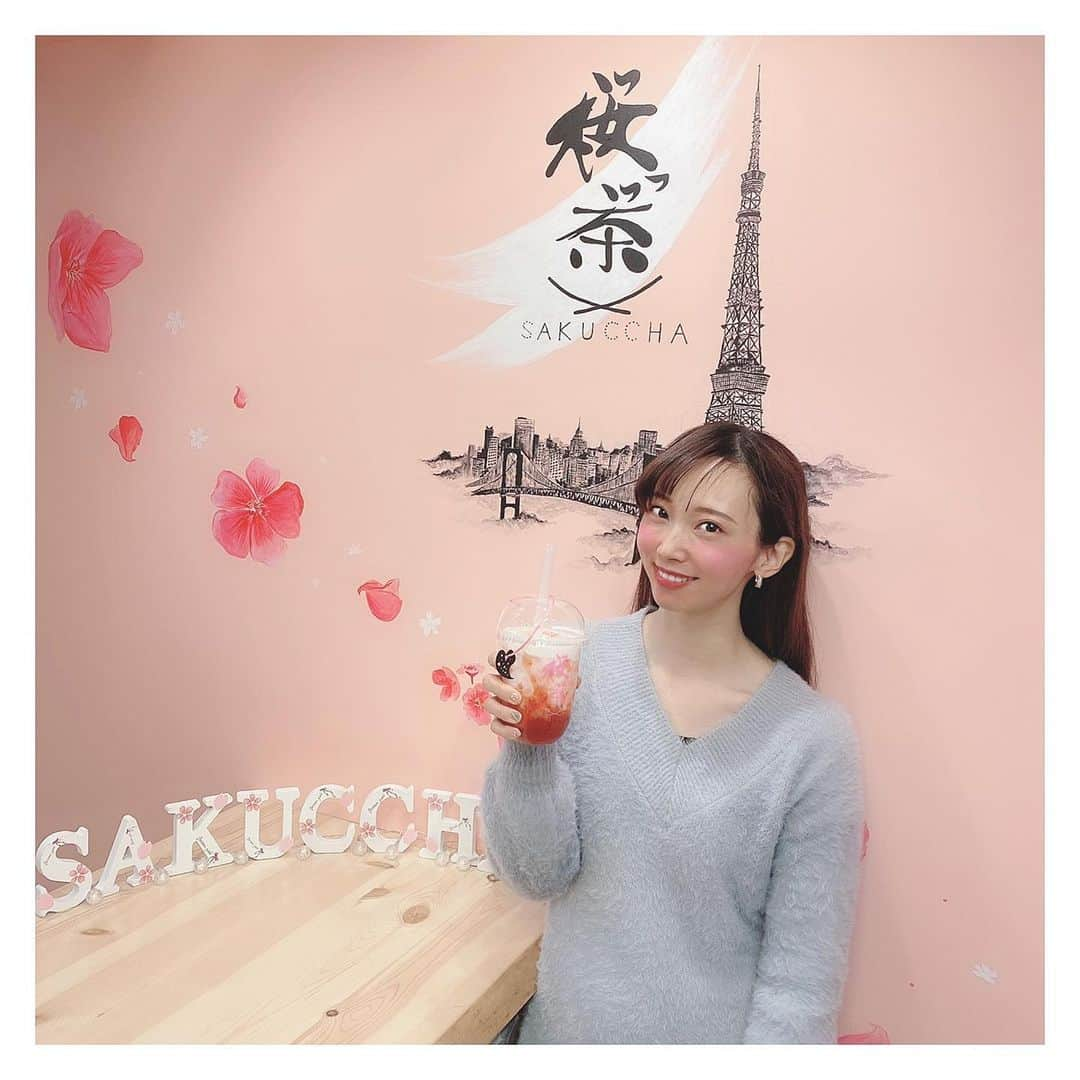 恵美さんのインスタグラム写真 - (恵美Instagram)「代々木駅から徒歩1分の桜っ茶 @sakuccha_yoyogi へ行ってきました🌸 . コンセプトが「桜」なので 店内がピンクでかわいい😍🌸 . 浅草発祥のこだわりの生タピオカドリンク店の2号店で 毎日お店で粉から作る、芯のない「生タピオカ」が本当にもちもちで美味しいんです！ . 「桜」ドリンクをメインにしていて なんと通年で桜味が楽しめます❣️ 桜味が大好きな私にはたまらない😍🌸 . 私は期間限定のさくら苺と 代々木店限定のカフェラテタピオカをオーダーしました😊 . 黒糖タピオカやおしるこミルクのような和テイストなメニューも多いので和スイーツが好きな方にもオススメです✨ . Casting By @woomy.restaurant #model #モデル #japanesemodel #恵美 @tokyo_joshibu #東京女子部 #tokyo_joshibu #ビジョビ @b_b_j.j #PR」3月9日 18時18分 - emi_florence819