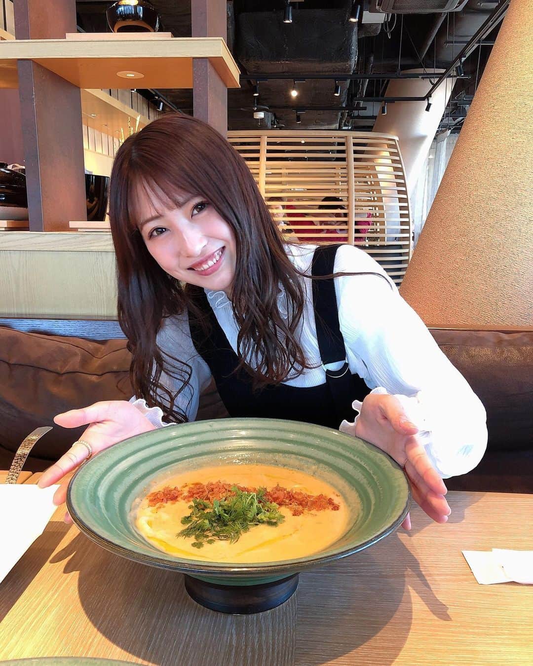 華山志歩のインスタグラム：「桜海老ビスククリームのおうどん🦐 スープ飲み干しそうになるくらい好きな味だった〜🤤❤️」