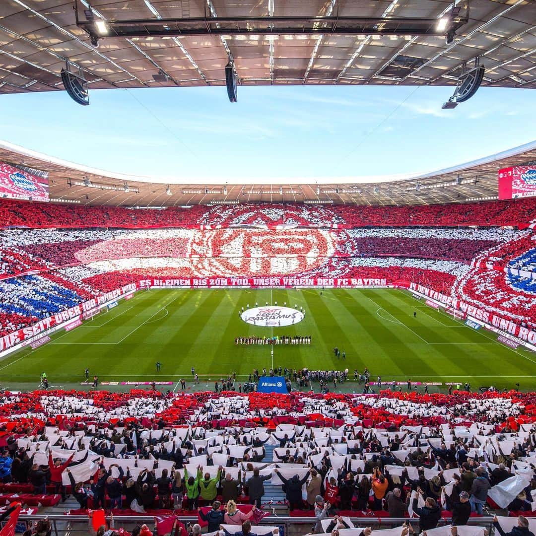 トーマス・ミュラーのインスタグラム：「Thank you, amazing FC Bayern fans ❤🙏🏻 Although we were not super happy about yesterday’s performance, the choreography was phenomenal - what a club, what a journey, 120 years FCB 💪🏻 #miasanmia #fcbayern #120yearsfcbayern #sterndessüdens #letsgo #esmuellert #thomasmüller」
