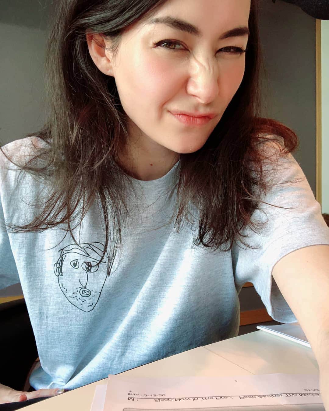 のインスタグラム：「シャウラのNew item🆕 THE MINI ダンナT!!😂 欲しい？  @shaula_vogue #DANNATシャツ #ダンナT #ジョージとシャウラ #interfm897 (イラストby @kungfugeorge ）」