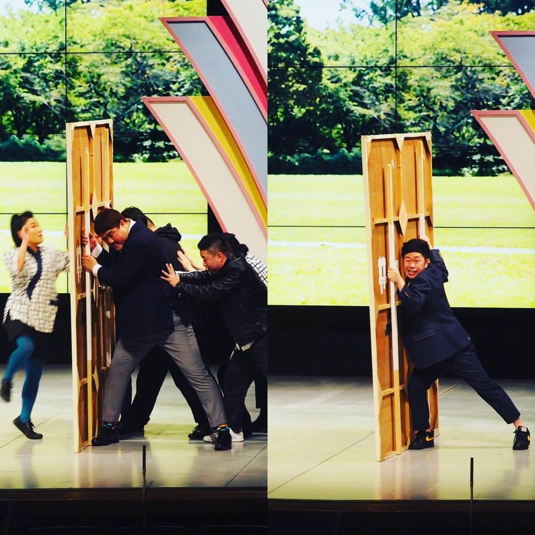 吉田裕さんのインスタグラム写真 - (吉田裕Instagram)「今日の#おはグラ 珠代姉さんの壁ぶつけをみんなで体験しました。 普段は裏方さんが2人がかりで支えてくれてるんですね。 ありがとうございます！ 何で俺は1人やねん。 びびって結果出来ませんでした😩 #吉本全劇場生配信 #吉本新喜劇」3月9日 18時32分 - y.yutaka